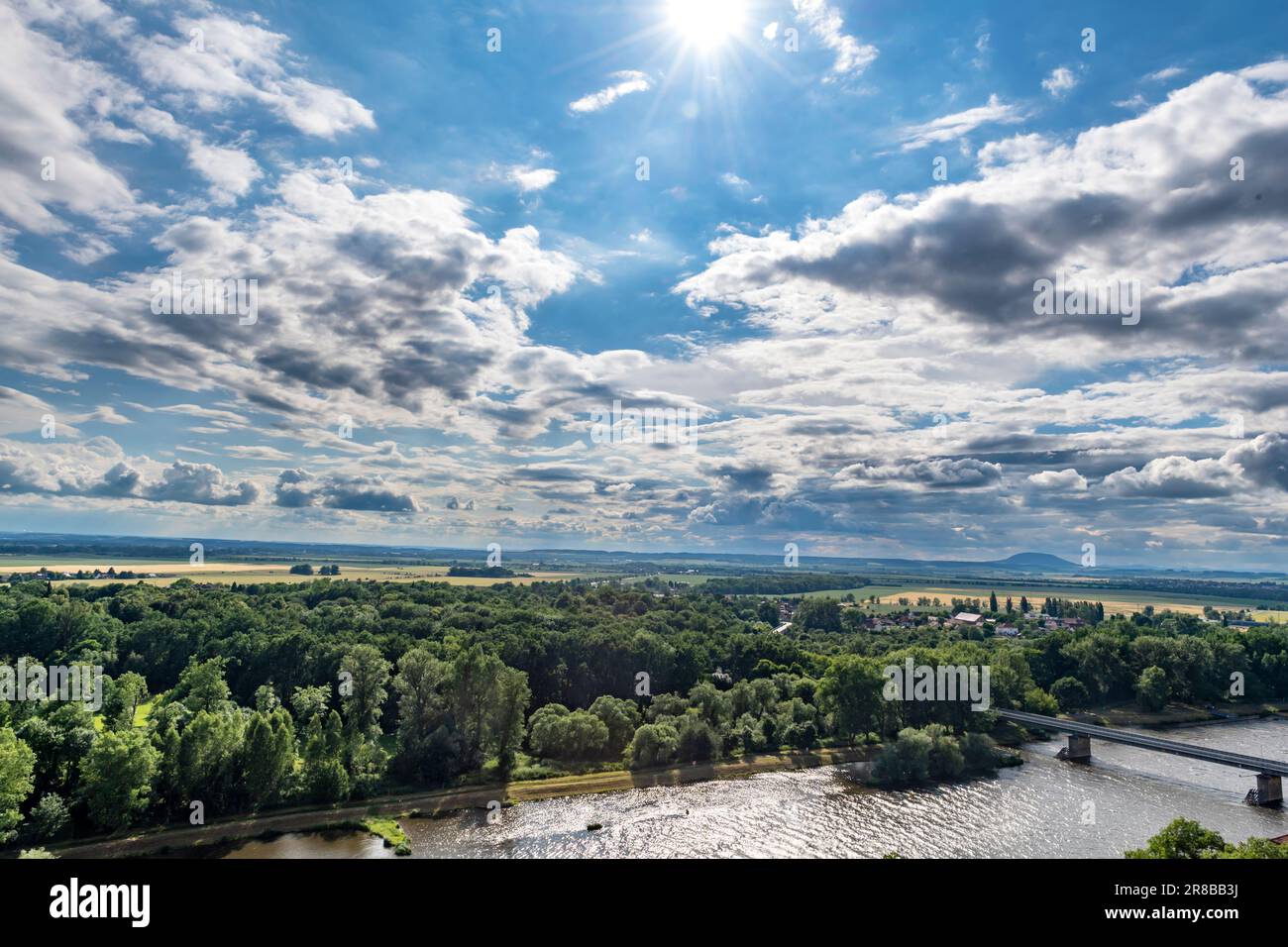 Le pays tchèque, avec l'Elbe et la colline mystique, se rase à l'horizon dans un ciel nuageux à contre-feu Banque D'Images