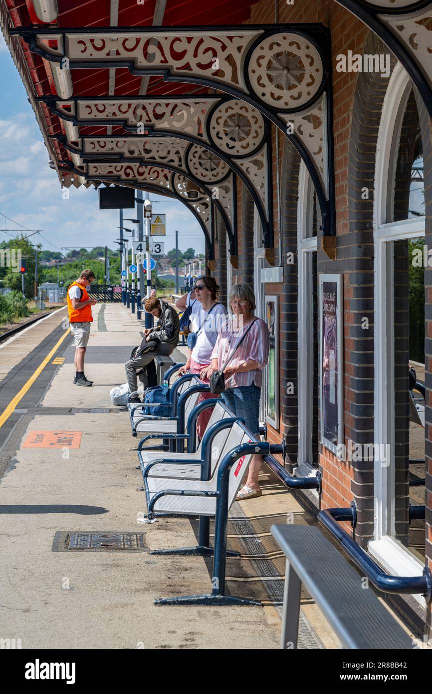 Gare de Grantham – passagers et voyageurs attendant l'arrivée de leur train sur la plate-forme Banque D'Images