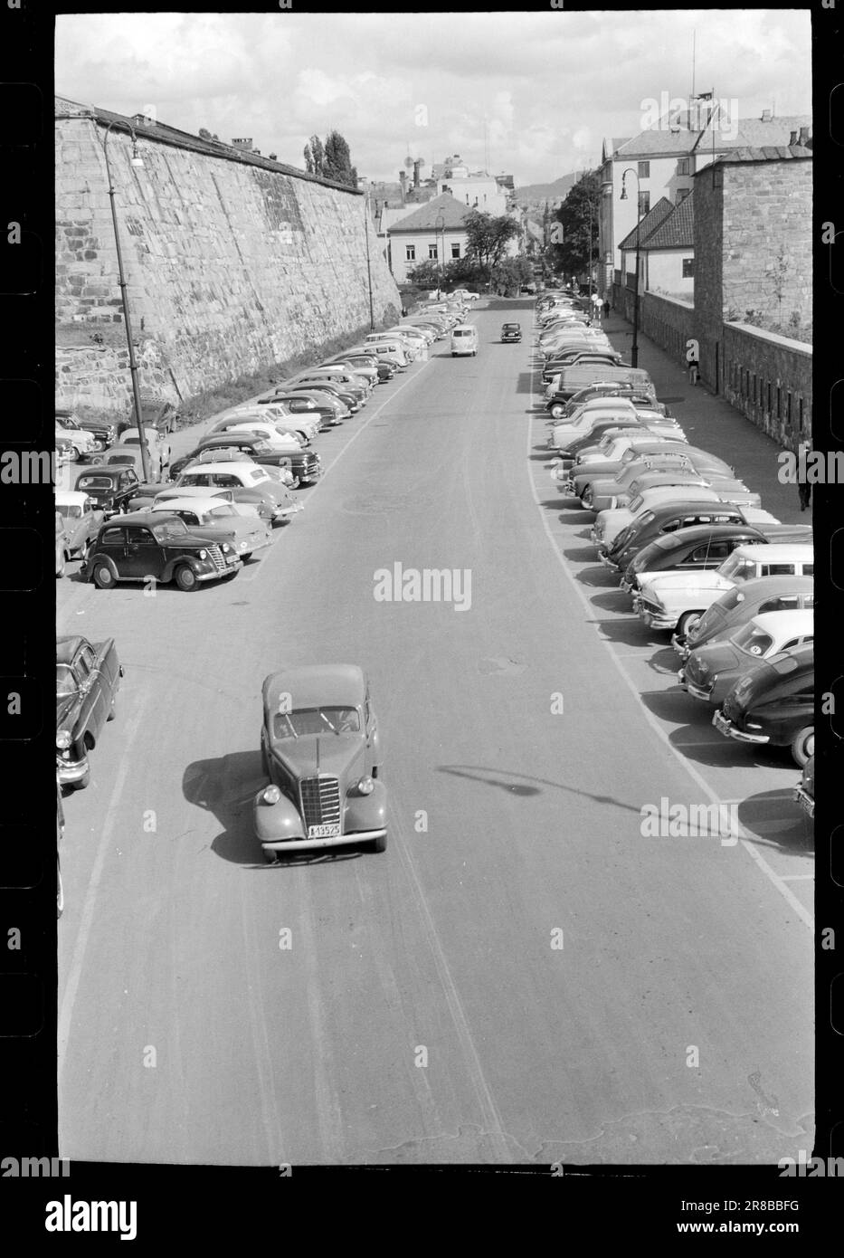 Actuel 41-3-1960: À un propriétaire inconnu à un propriétaire inconnu. Ici ils viennent, les voitures que nous attendons depuis plus de 15 ans. Maintenant, nous pouvons choisir. La licence d'achat et les restrictions ont disparu. La voiture a finalement été commercialisée. Il y a de nombreuses indications que même une protection plus précise sera nécessaire, par exemple interdire aux voitures de tourisme de se garer dans les rues de la ville! Photo: Aktuell / NTB ***PHOTO NON TRAITÉE*** Banque D'Images