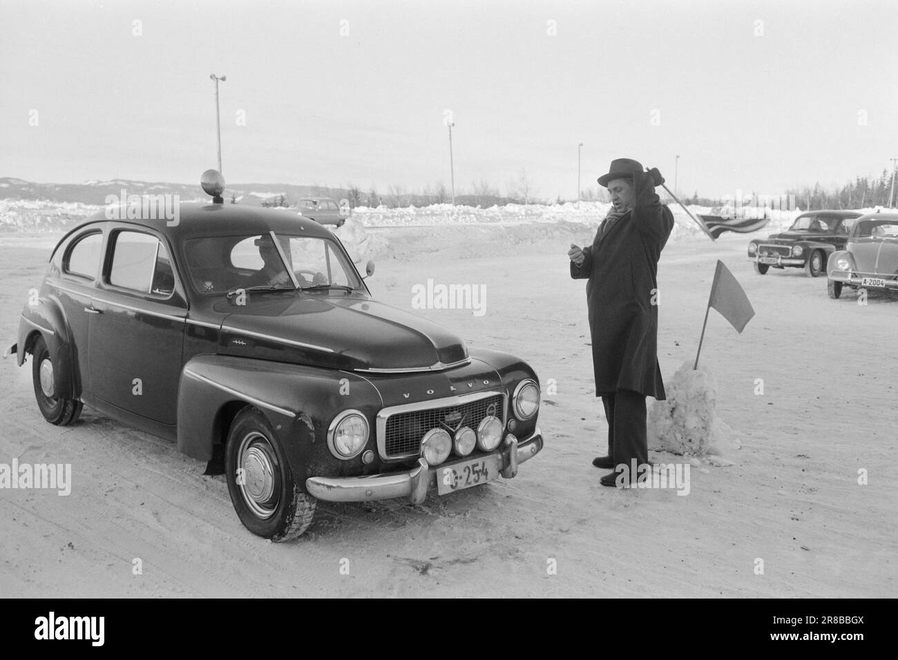 Réel 5-6-1960: Sur une route lisse actuellement, les amateurs et les professionnels sont invités à une fête de vitesse joyeuse mais utile sur des routes lisses, et il est clair que le plus sain et calme sortir le plus rapide. L'équipement joue probablement un certain rôle, mais les tests ont montré que les compétences de conduite réelles comptent plus que tous les pneus d'hiver agréables dans le monde. Photo: Sverre A. Børretzen / Ivar Aaserud / Aktuell / NTB ***PHOTO NON TRAITÉE*** Banque D'Images