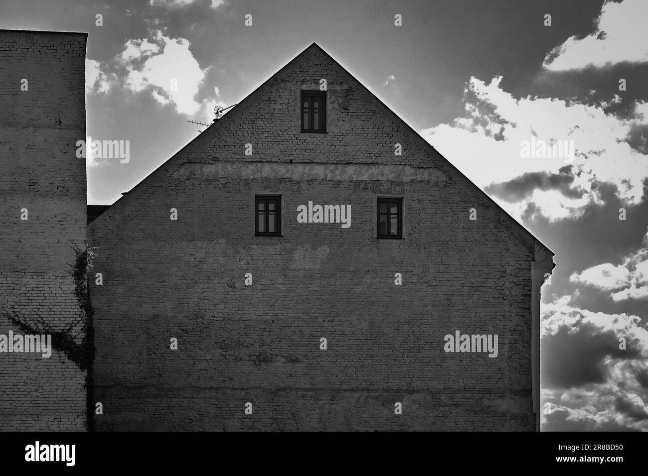 Vieille maison dans la ville, photo noir et blanc Banque D'Images