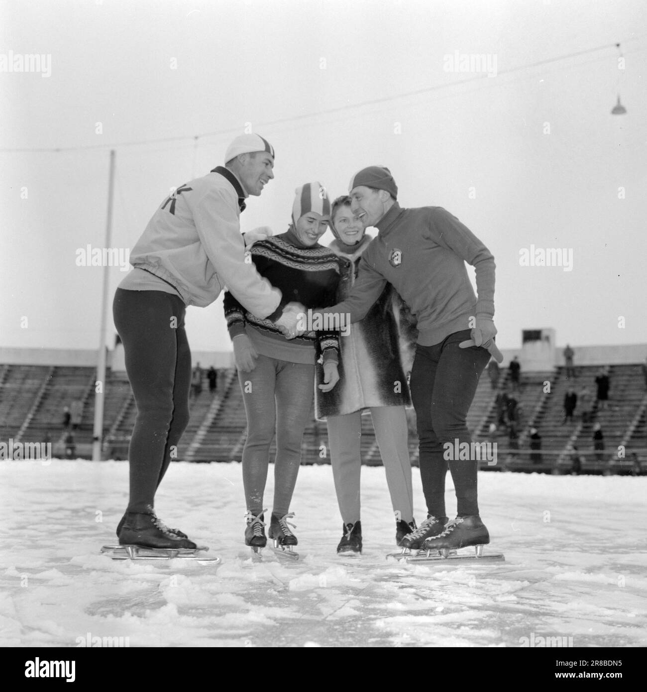 Courant 55-10-1960: Stenin a remporté le grand champion du monde de 1960, Boris Stenin, a reçu la statuette Oscar pour la meilleure performance de patinage de l'année. Mais il a également convaincu qu'il sera compté sur cette année aussi. Le couple de champions du monde Boris Stenin et Valentina Stenina ont été chaleureusement applaudis au stade Frogner, dimanche. Roald AAS et sa femme Mette Giæver se sont retrouvés souriants alors que la journée est devenue entièrement russe. Voir pages 40-41! Photo: Ivar Aaserud / Aktuell / NTB ***PHOTO NON TRAITÉE*** Banque D'Images