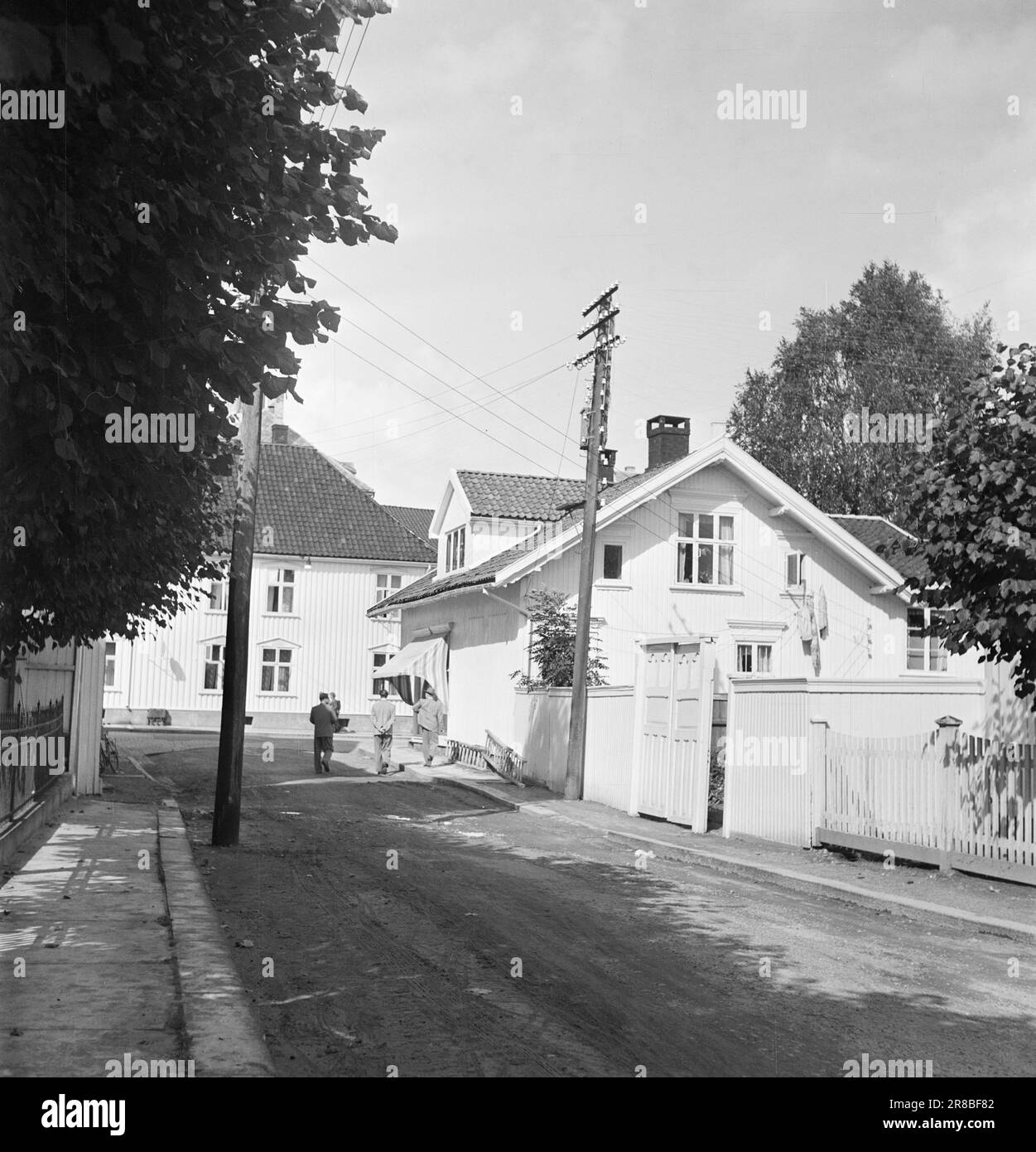 Actuel 18-1950: Déluge à SandefjordVestfold est venu au milieu de certains des nuages les plus humides qui ont été observés dans ce pays dans ce, le mois le plus humide d'août que nous avons eu depuis de nombreuses années. C'était particulièrement mauvais pour la ville de chasse à la baleine de Sandefjord, où, du 8 jeudi 24 août au 8 le lendemain matin, 116,4 mm de précipitations ont chuté. C'est la troisième fois en 15 ans que de grandes parties de la ville basse sont exposées à une catastrophe d'inondation. Photo: O. P. Jørgensen / Dimitri Koloboff / Arne Kjus / Aktuell / NTB Banque D'Images