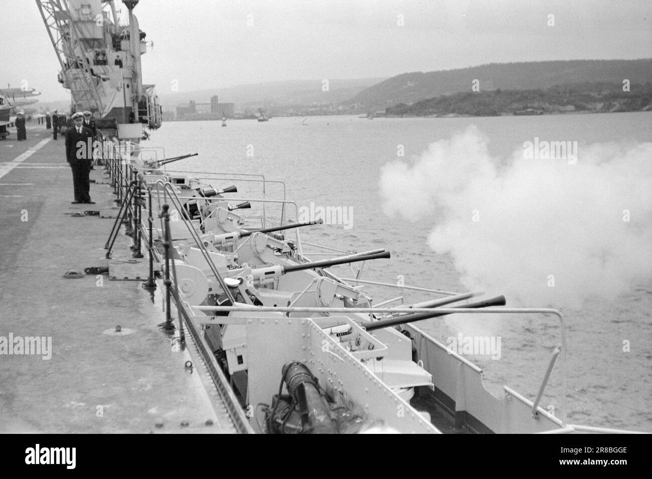 Courant 12-3-1947: Unités Fåtebösek anglaises de la flotte domestique britannique visitent les villes côtières norvégiennes au début du mois de juin. À bord de «Vengeance», le commandant en chef de la Marine britannique, le premier seigneur de la mer, l'amiral Cunningham. Cette première visite officielle de la flotte britannique après la guerre est venue à l'initiative norvégienne, pour saluer et remercier la marine britannique. Le porte-avions britannique, qui est le navire amiral de l'amiral Cunningham, salue Akershus et lève le drapeau norvégien. Après le salut, un orchestre naval a joué 'Ja vi elsker' pour faire écho à travers le fjord. Photo: Aktuell / NTB * Banque D'Images