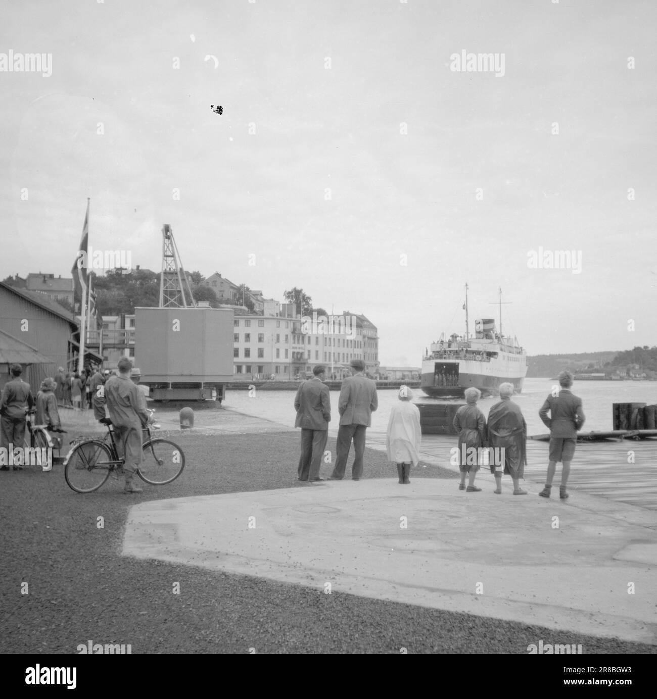 Courant 17-2-1947: Arendal, berceau de l'art de vivre Arendal, également appelé la « Venise du Nord » a été pendant plus de 100 ans la principale ville maritime en Norvège. Les voiliers de la ville ont été trouvés sur toutes les mers, et la ville et le quartier ont semé la vie quand les navires sont revenus à la maison en automne avec des charges lourdes. L'apogée d'Arendal s'est terminée à la fin du 19th siècle par un grave krach bancaire qui a créé une détresse et une misère sans précédent. Des gens de petite classe ont organisé des associations de « solidarité » pour s'occuper de leurs intérêts, et « la bande côtière douce » est devenue pour un temps le centre du soc Banque D'Images