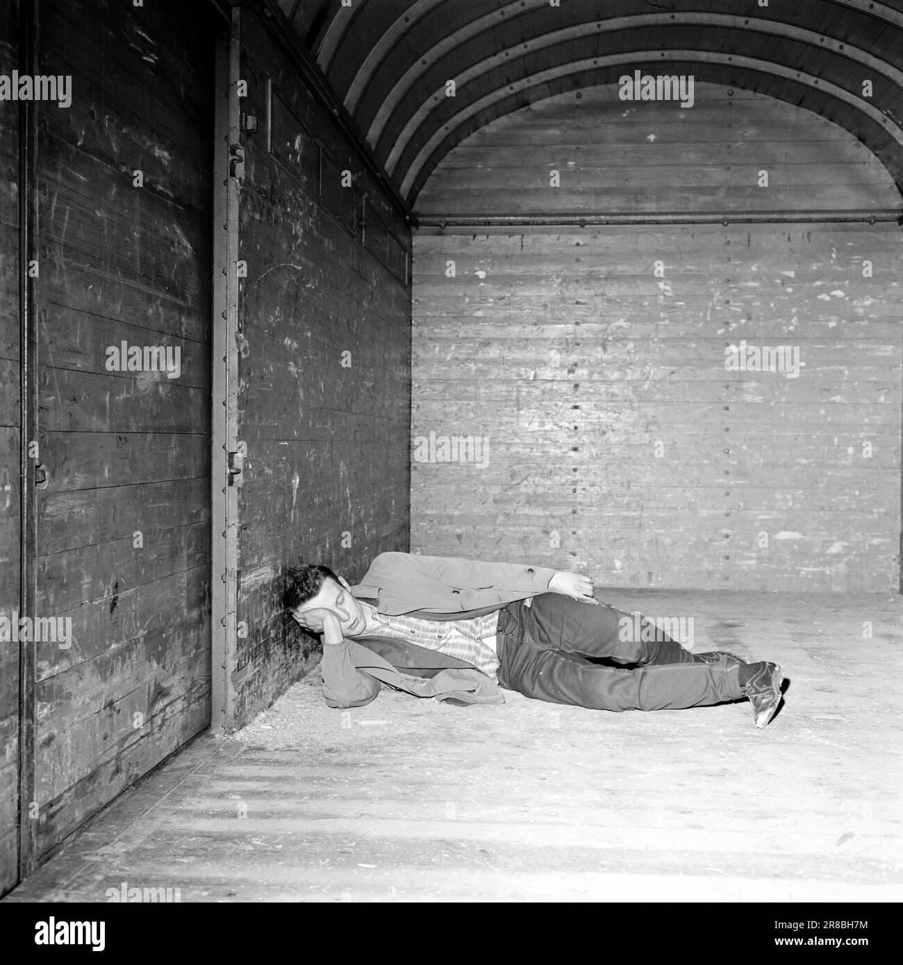 Réel 57-5-1960: Pas l'un des autres Oslo est une ville dure envers les étrangers. Les autres villes nordiques montrent plus d'humanité. David est l'un des aberrants d'Oslo. Aktuell l'a suivi pendant une journée. Enfin un cadre sur laquelle vous pouvez vous allonger. Une voiture de fret froide, certes, mais au moins un toit au-dessus de votre tête. David s'est endormi rapidement. Il y avait beaucoup de bières et une injection de morphine à bord. Photo: Aage Storløkken / Aktuell / NTB ***PHOTO NON TRAITÉE*** Banque D'Images