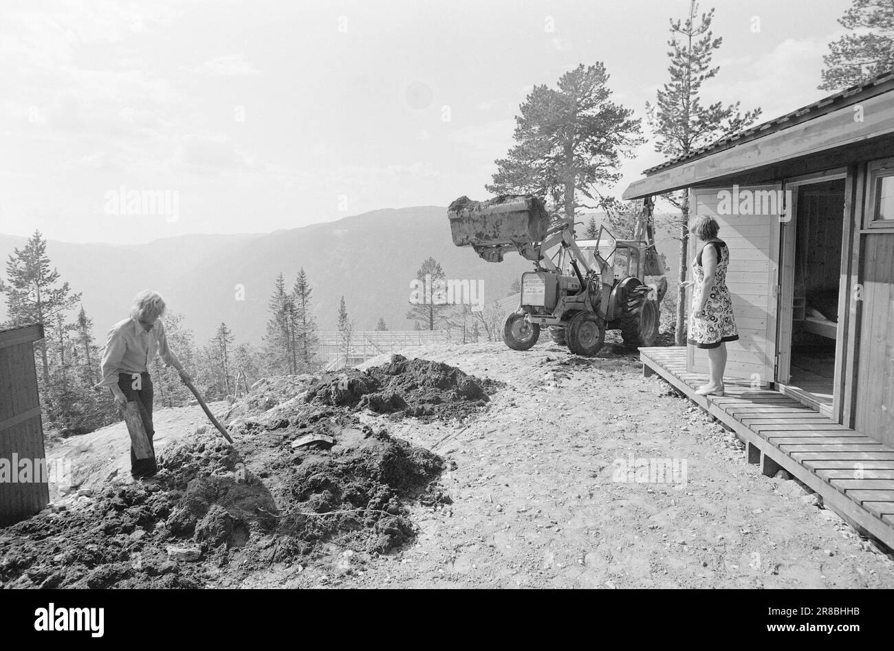 Actuel 28 - 3 - 1974: Vacances en cabine dans une nouvelle voie Even en Norvège, nous n'avons pas de place pour un nombre illimité de cabines et de maisons de vacances dans notre nature spacieuse si il ya encore des zones intactes. Nous avons besoin de rassembler plus de personnes pour chaque cabine et des collecter dans des villages avec de bonnes évacuation des déchets et des eaux usées, comme cela a été fait à Gausta Fjellgrend. A Gausta Fjellgrende, 48 propriétaires coopératives possèdent huit cabines confortables et attrayantes. Chacune des huit cabines d'angle de 78 mètres carrés est confortable et bien équipée, avec six lits, lave-vaisselle, réfrigérateur, cuisinière, eau chaude et froide Banque D'Images