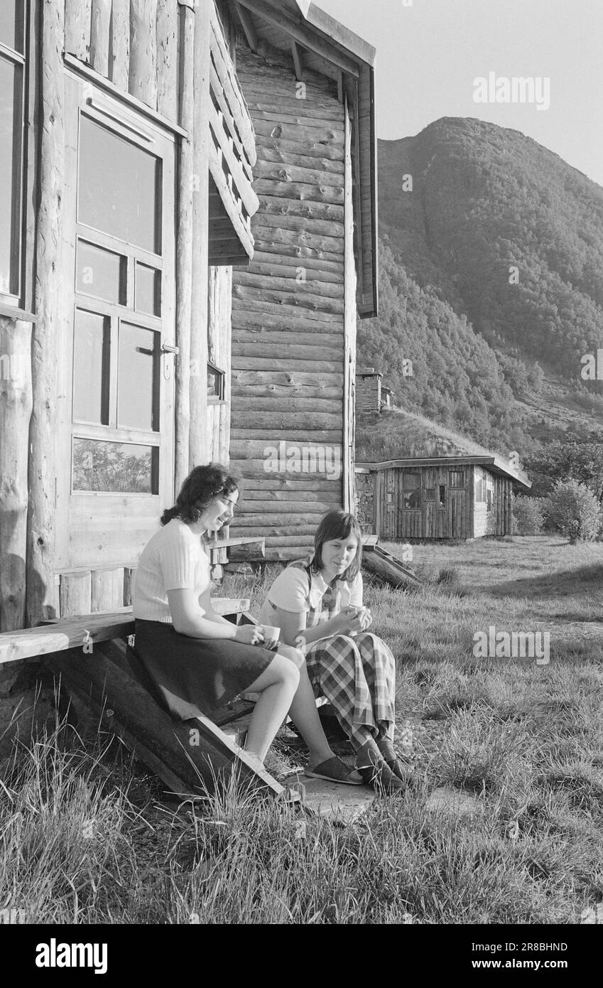 Réel 26 - 5 - 1974: Arbres et kins pour les touristes Brekkestranda Hotell, Brekke à Ytre Sogn, une belle colonie sur le côté sud du puissant Sognefjord, n'est pas seulement une forme étrange de maison et une attraction touristique, Mais aussi une expression de rébellion d'un architecte qui a été formé à Copenhague pour créer des super maisons avec style avec Vestre Vika, assemblé à partir de blocs de construction préfabriqués et combiné avec l'aide d'un ordinateur en blocs de construction rationnels, sans âme et à angle droit. L'architecte est Bjørn Simonnæs de Bergen, qui s'appelle un constructeur de nid, a un bureau de fête/WO Banque D'Images