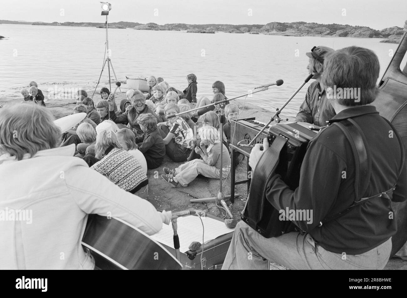 Courant 28 4 1974 A Pied De La Plage Couple De Married Ada Haug Et courant-28-4-1974-a-pied-de-la-plage-couple-de-married-ada-haug-et