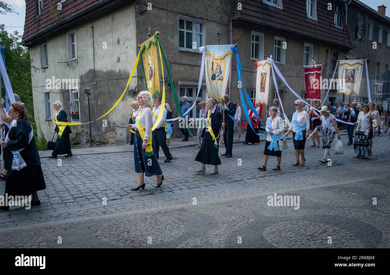 Zabkowice Slaskie, Pologne – 06.08.2023: La fête de Corpus Christi, procession solennelle, paroissiens participant à la procession Ziebicka Street i Banque D'Images