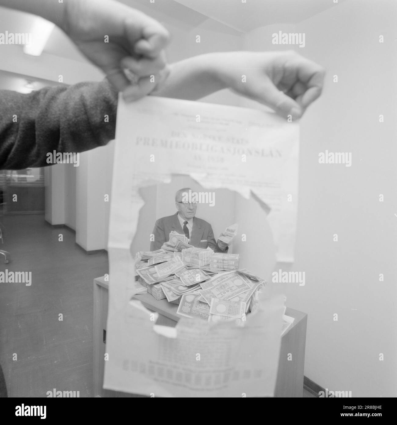 Courant 47-6-1960: Argent personne ne veut que le Trésor d'État gagne 1 1/4 millions de NOK chaque année parce que les gens ne réclament pas leurs gains dans les prêts d'obligations de loterie et de prime. Les loteries de marchandises font du travail de détective pour se débarrasser des voitures, téléviseurs et réfrigérateurs. Photo: Ivar Aaserud / Aktuell / NTB ***PHOTO NON TRAITÉE*** Banque D'Images