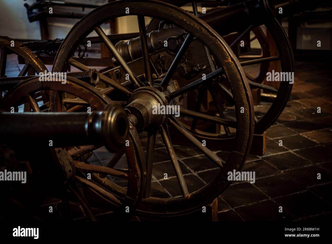 Une ancienne calèche est exposée dans un musée avec son design classique et son charme rustique, symbolisant une époque révolue Banque D'Images