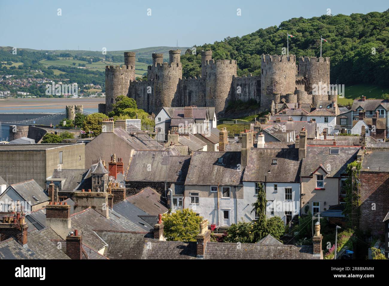 Vue depuis les murs de la ville de Conwy, de l'autre côté des toits, jusqu'au château de Conwy, au nord du pays de Galles Banque D'Images