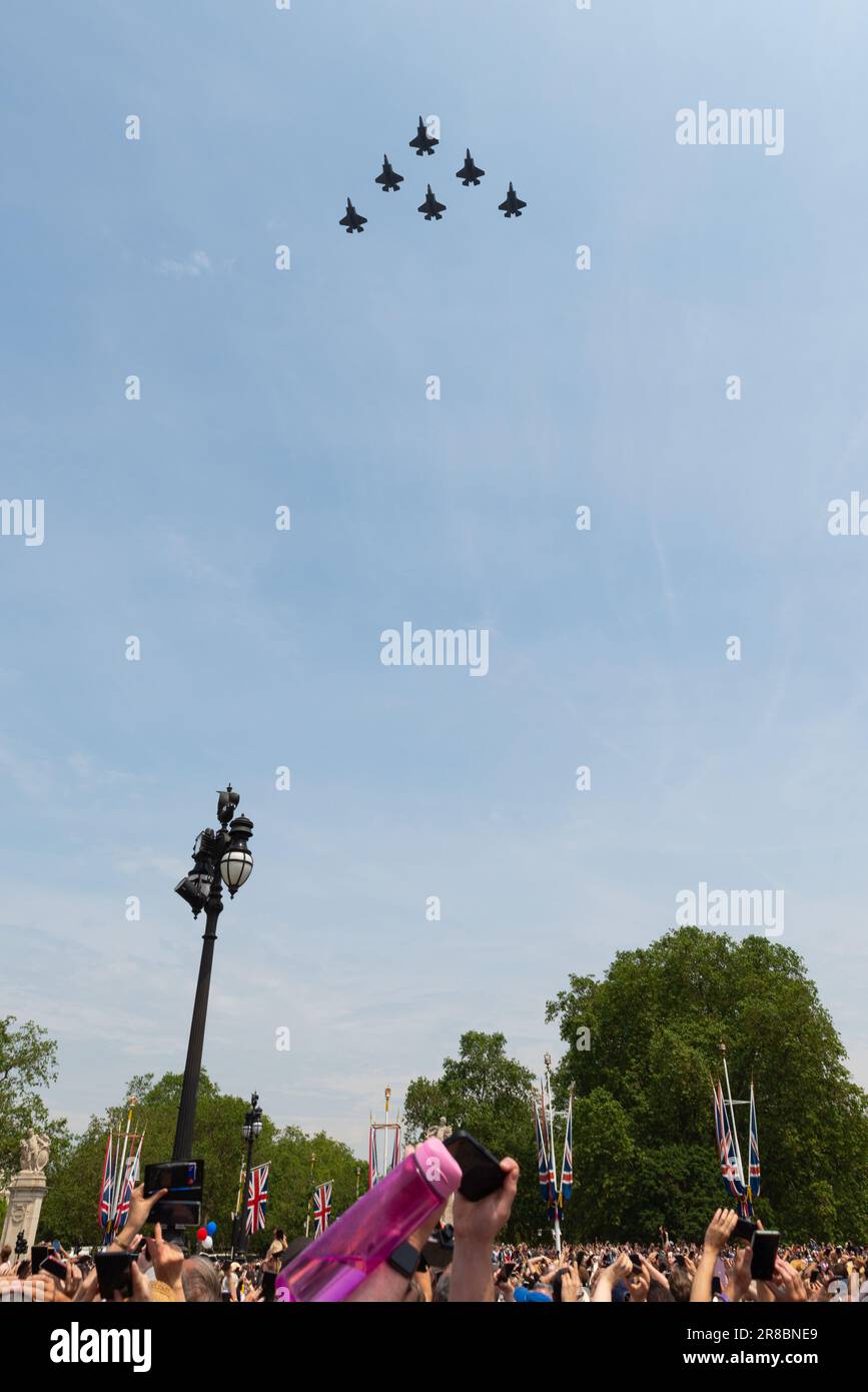 King's Birthday Flupast After Trooping the Color in the Mall, Londres, Royaume-Uni. RAF Lockheed Martin F-35 formation d'un avion de chasse Lightning II au-dessus du Mall Banque D'Images