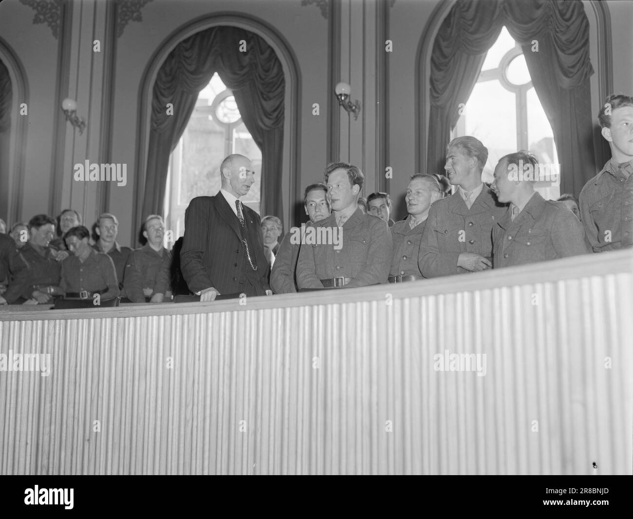 Courant 10-1950: Le nord de la Norvège regarde OsloAt fin avril, 55 soldats de samband de Jørstadmoen ont visité Oslo en tant qu'invités du journal hebdomadaire 'Aktuell'. Tous sont originaires du nord de la Norvège - de Mo i Rana au sud jusqu'à Grense Jakobselv au nord-est. Ils sont actuellement au service de Jørstadmoen, où les gens du service de communication reçoivent leur formation spéciale. Plus tard, ils retourneront dans leurs départements du Nord. Peu d'entre eux étaient déjà allés à Oslo, et ils ont eux-mêmes exprimé leur désir d'avoir l'occasion de voir la capitale pendant qu'ils étaient de ces côtés Banque D'Images