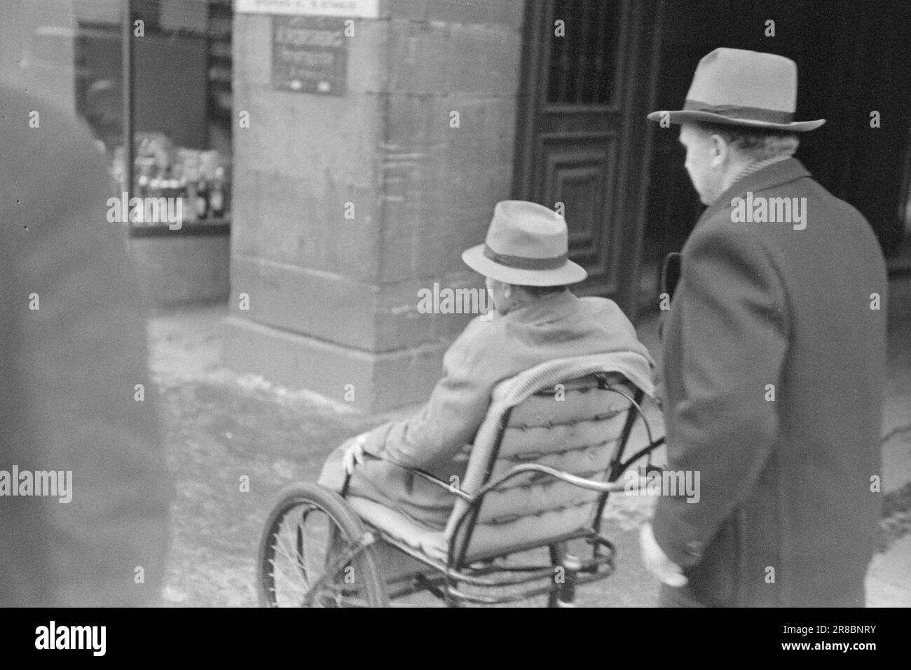 Effectif 05-1950: Freeman à OsloLe miracle controversé Pastor Freeman a visité Oslo. Aktuell a participé à quelques réunions et décrit ses impressions ici. La rumeur des merveilleux pouvoirs de guérison de M. William Freeman s'était propagée à l'avance de Stockholm. Des personnes boiteuses et paralysées ont été emmenées en fauteuil roulant au site de Filadelfia. Cet homme qui a été conduit à la réunion a dû la laisser dans le même fauteuil roulant qu'il est venu. Photo: Sverre A. Børretzen / Aktuell / NTB ***PHOTO NON TRAITÉE*** Banque D'Images