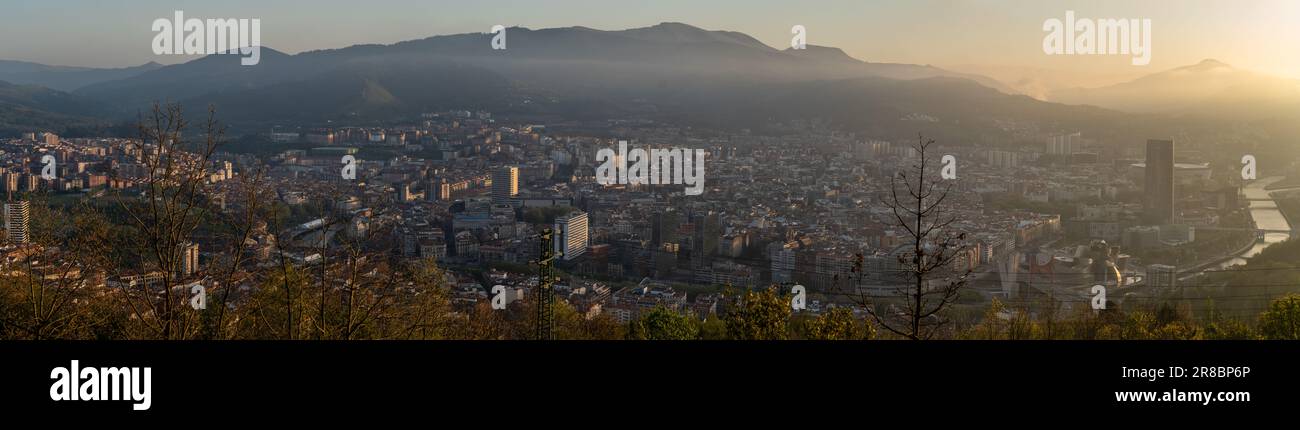 Vue panoramique sur la ville de Bilbao depuis le mont Artxanda au coucher du soleil avec une brume lumineuse à l'horizon. Destination de voyage en espagnol Banque D'Images