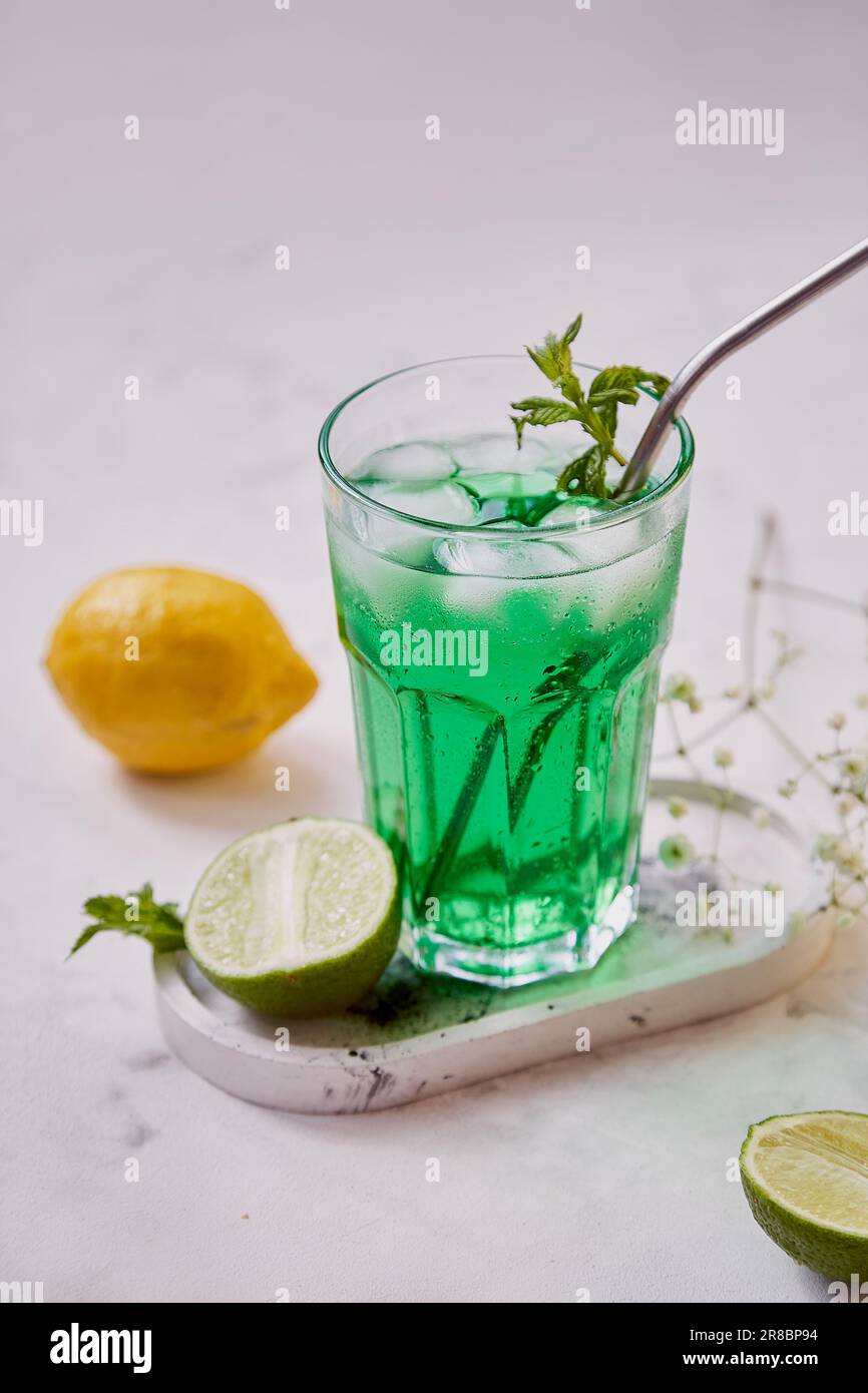 Citron de Detox sain sans alcool, cocktail mousseux vert lime. Boisson saine vitaminée Banque D'Images