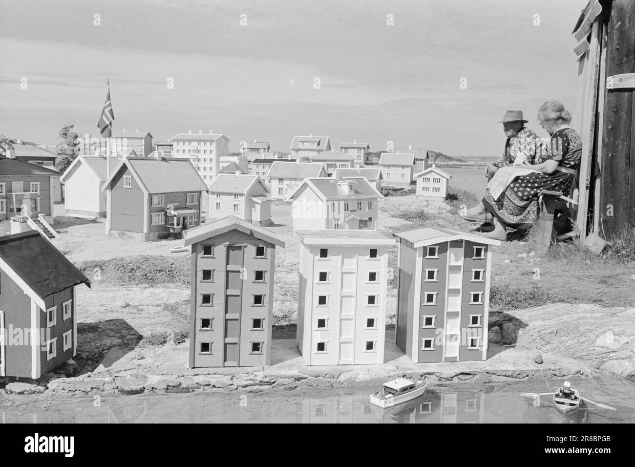 Courant 29-1-1960: Lilleputtbyen. Le pêcheur Johan Hopsø sur Dolmøy s'est construit une petite ville florissante en format de poche.photo: Sverre A. Børretzen / courant / NTB ***photo non traitée*** Banque D'Images