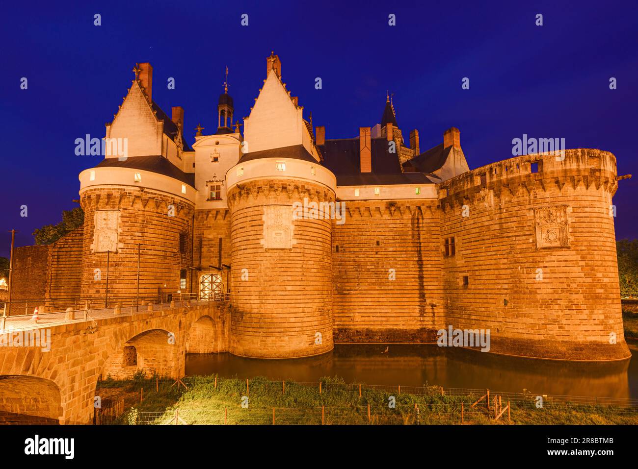 Vue de nuit du château des Ducs de Bretagne à Nantes, France Banque D'Images