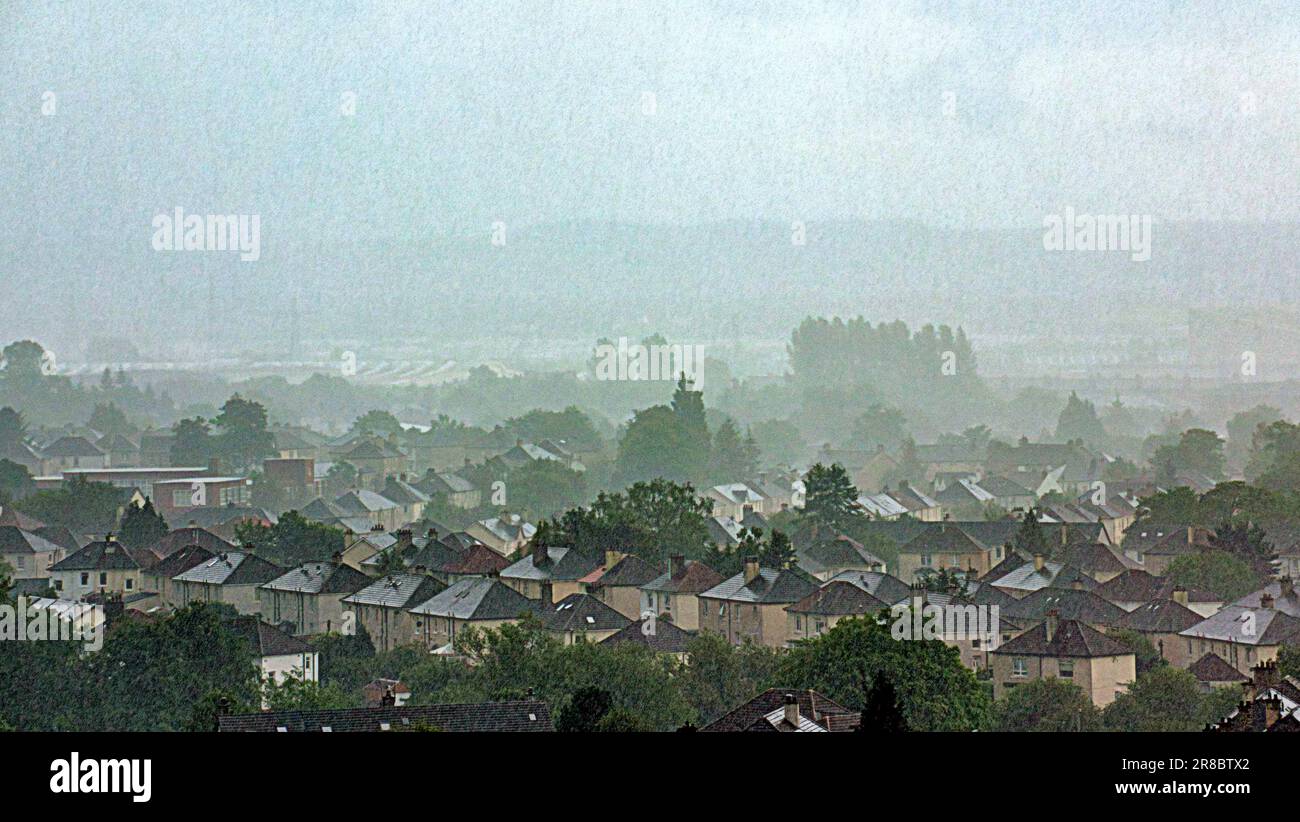 Glasgow, Écosse, Royaume-Uni 20th juin 2023. Météo au Royaume-Uni : la pluie torrentielle est tombée, ce qui limite la visibilité lorsque les repères locaux ont disparu au loin. Crédit Gerard Ferry/Alay Live News Banque D'Images