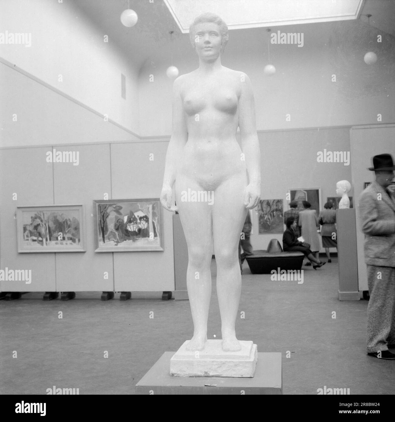 Actuel 21-1-1947: L'automne des artistes l'exposition annuelle d'art de l'État, qui est habituellement appelée juste l'exposition d'automne, peut cette année célébrer son anniversaire de 60th. Elle a eu lieu pour la première fois en 1883, et cette année aurait dû être l'anniversaire de 65th, mais les cinq années mortes de la guerre se sont écoulées entre les deux. Photo: Aktuell / NTB ***PHOTO NON TRAITÉE*** Banque D'Images