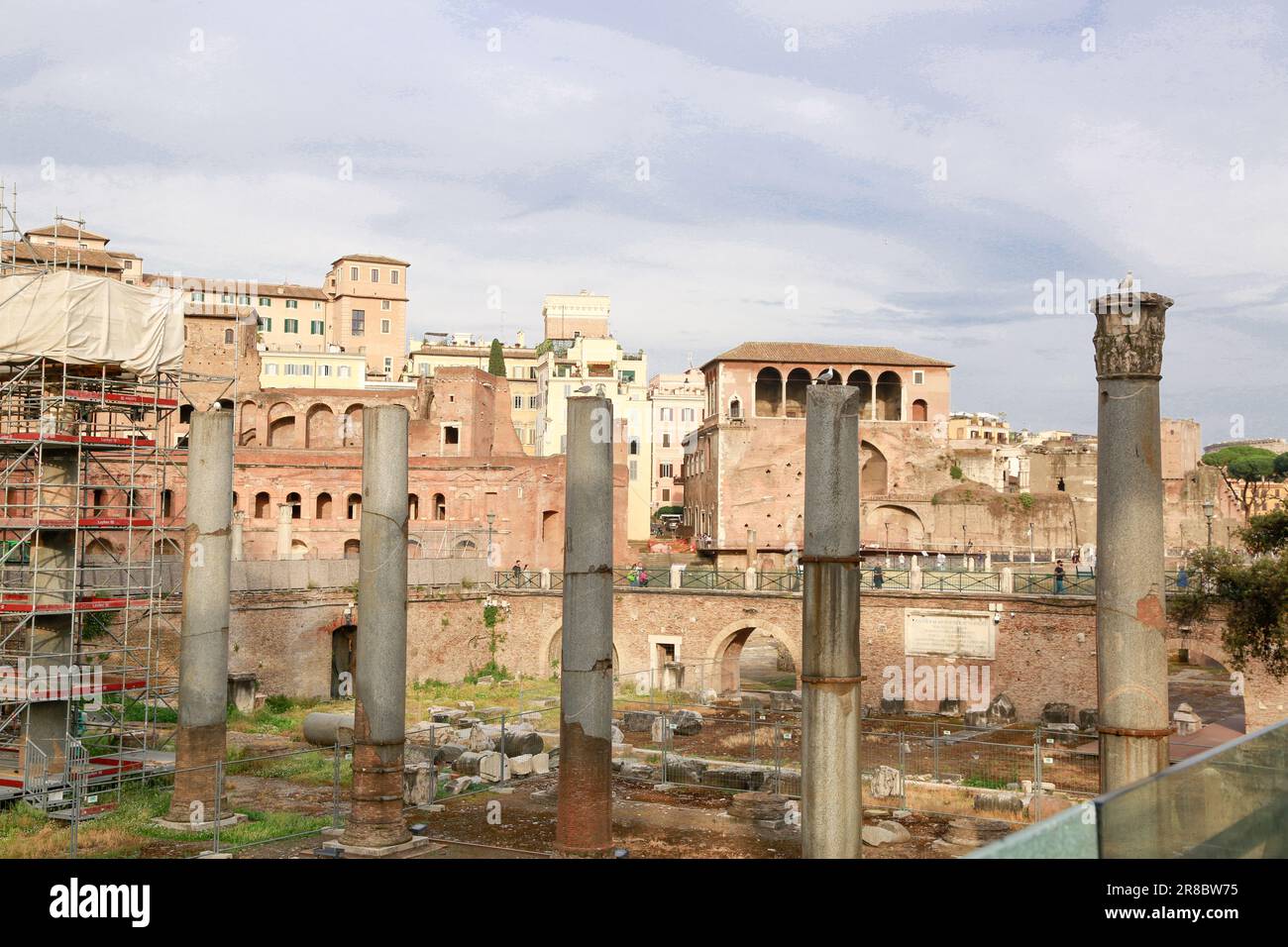 Colonne de Trajan et Fori Imperiali dans une journée ensoleillée à Rome, Italie Banque D'Images