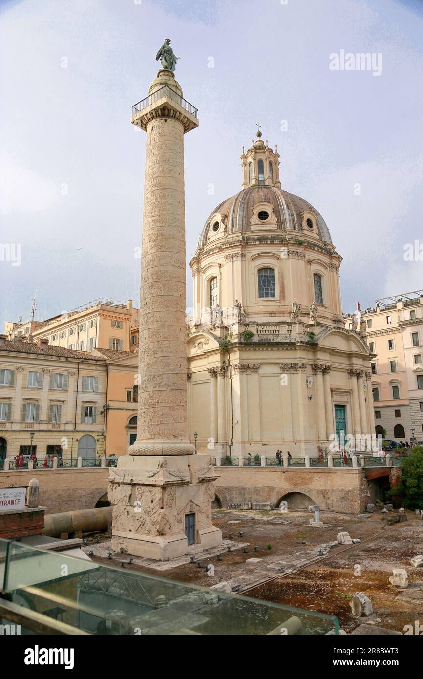 Colonne de Trajan et Fori Imperiali dans une journée ensoleillée à Rome, Italie Banque D'Images