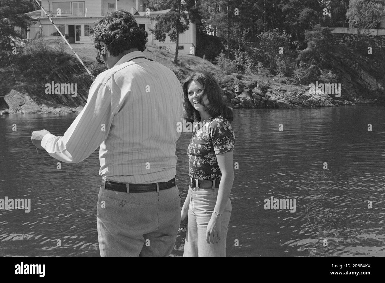 Courant 21 - 1974: Wenche à la maison Wenche Myhre - de la réussite avec Povel Ramel à Berns à Stockholm à une visite rapide à la maison sur Nesøya pour faire des enregistrements pour un grand spectacle de Wenche sur la télévision allemande, où son fils Kim prendra également part. Photo: Aage Storløkken / Aktuell / NTB ***PHOTO NON TRAITÉE*** Banque D'Images