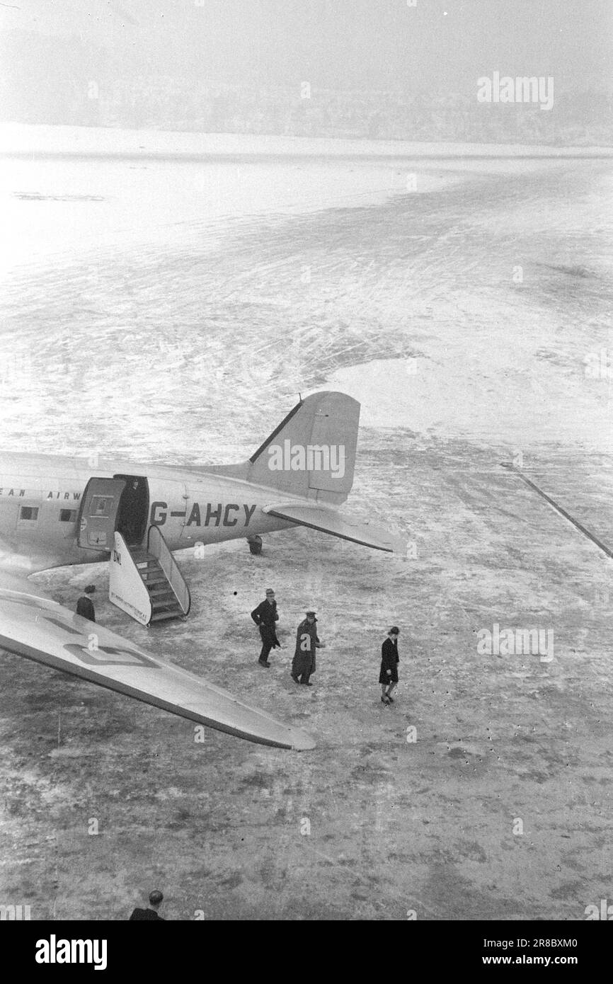 Réel 4-1947: Dangereux de voler de fornebuDangerous de voler? Un peu de sécurité dans les airs, d'après les enquêtes menées à Fornebu par nos employés d'Aktuell. Les passagers sortent. Les accidents d'avion n'ont pas effrayé les gens qui voyagent habituellement par avion. Les listes de passagers sont tout aussi longues, le trafic se déplace. Photo : Th. Skotaam / Aktuell / NTB ***PHOTO NON TRAITÉE*** Banque D'Images