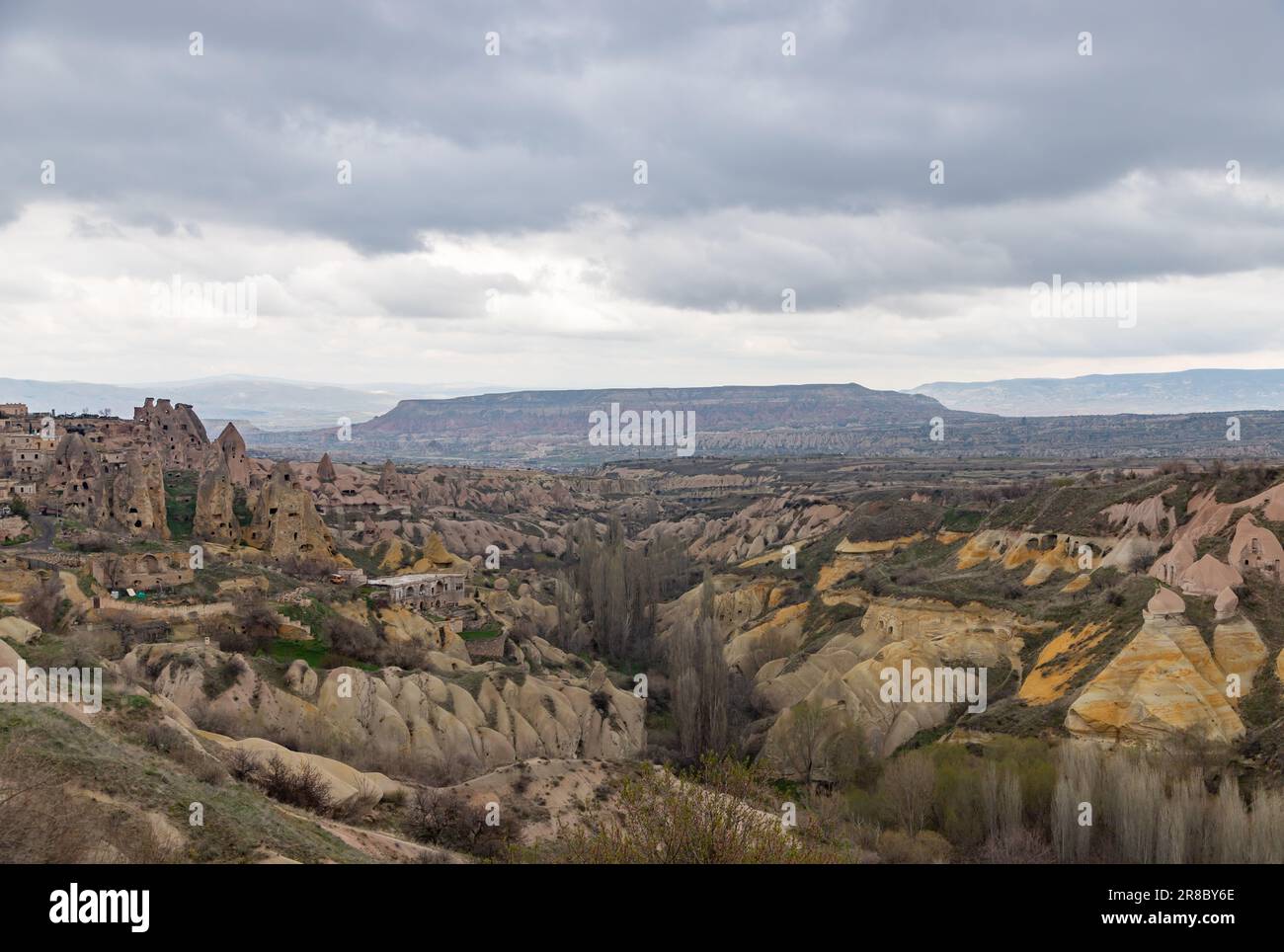 Une photo du parc national historique de Göreme en arrière-plan, et de la vallée de Pigeon en premier plan, par une journée nuageuse. Banque D'Images