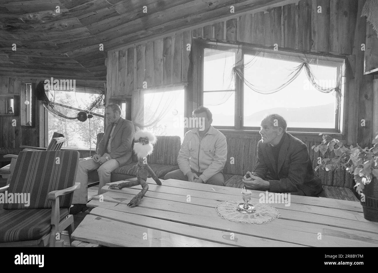 Réel 26 - 5 - 1974: Arbres et kins pour les touristes Brekkestranda Hotell, Brekke à Ytre Sogn, une belle colonie sur le côté sud du puissant Sognefjord, n'est pas seulement une forme étrange de maison et une attraction touristique, Mais aussi une expression de rébellion d'un architecte qui a été formé à Copenhague pour créer des super maisons avec style avec Vestre Vika, assemblé à partir de blocs de construction préfabriqués et combiné avec l'aide d'un ordinateur en blocs de construction rationnels, sans âme et à angle droit. L'architecte est Bjørn Simonnæs de Bergen, qui s'appelle un constructeur de nid, a un bureau de fête/WO Banque D'Images