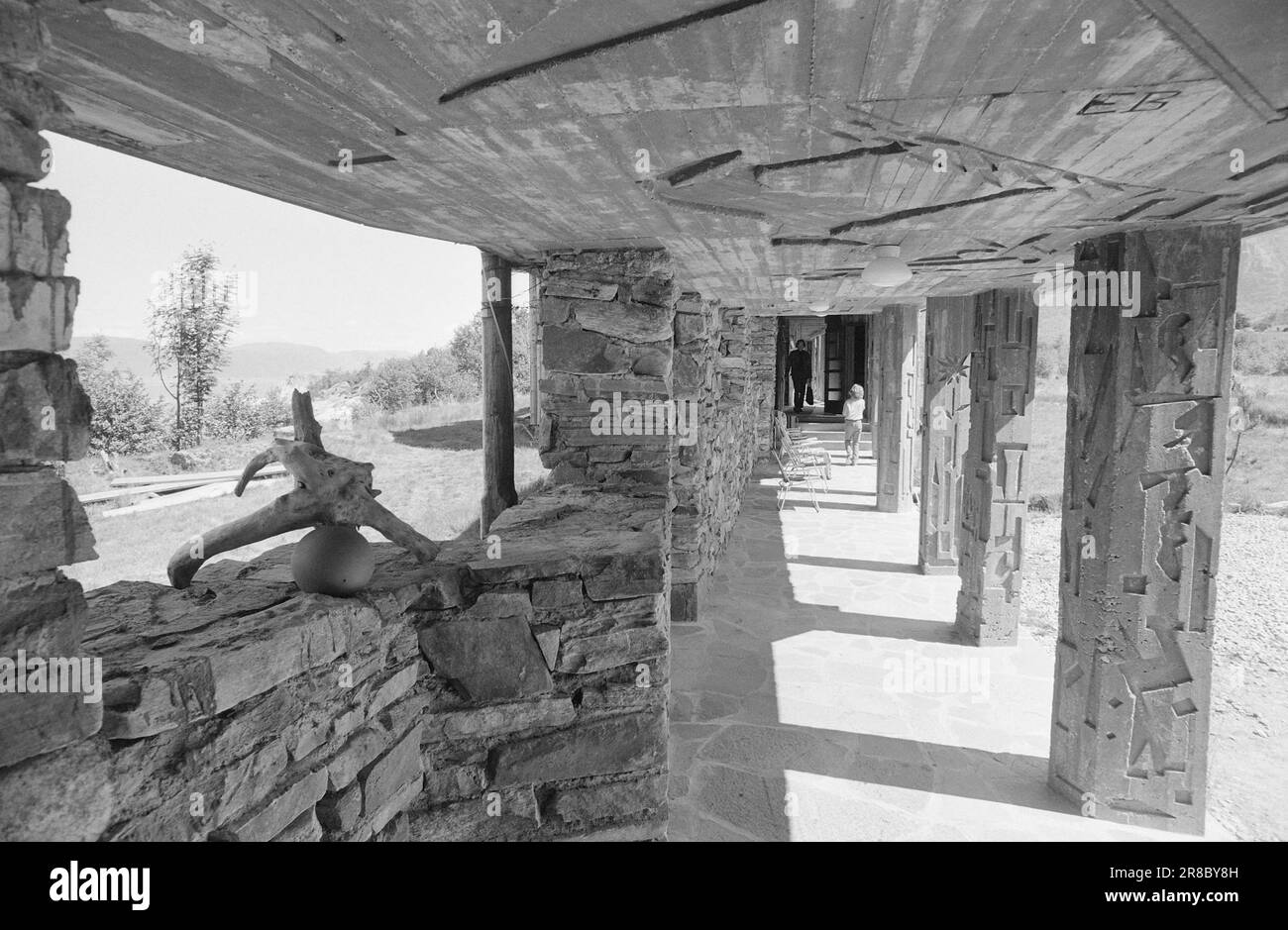 Réel 26 - 5 - 1974: Arbres et kins pour les touristes Brekkestranda Hotell, Brekke à Ytre Sogn, une belle colonie sur le côté sud du puissant Sognefjord, n'est pas seulement une forme étrange de maison et une attraction touristique, Mais aussi une expression de rébellion d'un architecte qui a été formé à Copenhague pour créer des super maisons avec style avec Vestre Vika, assemblé à partir de blocs de construction préfabriqués et combiné avec l'aide d'un ordinateur en blocs de construction rationnels, sans âme et à angle droit. L'architecte est Bjørn Simonnæs de Bergen, qui s'appelle un constructeur de nid, a un bureau de fête/WO Banque D'Images