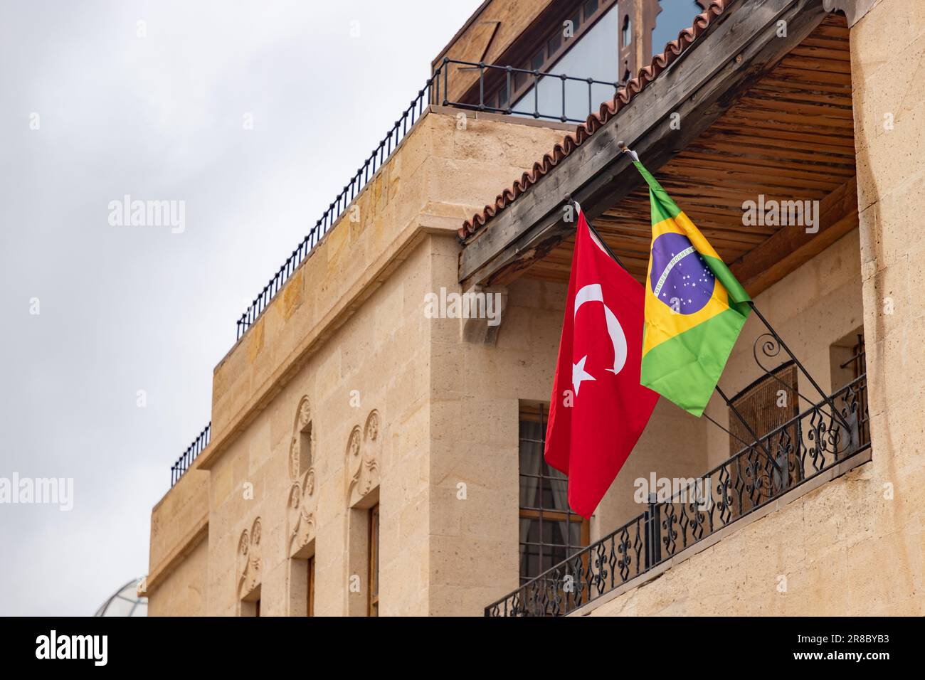 Une photo des drapeaux turc et brésilien à côté l'un de l'autre. Banque D'Images