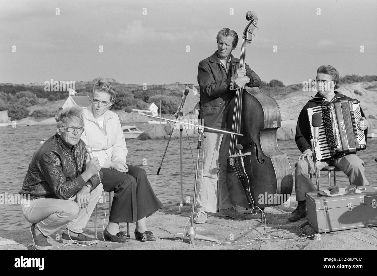 Courant 28 - 4 - 1974: A pied de la plage couple de Married Ada Haug et Odd Grythe Voyage du camping au camping et faire du matériel de télévision. Il y a des émissions en direct. Mais ils nécessitent également un travail préparatoire approfondi. Le temps était bien sûr bon lors des essais. Je n'ai pas regardé le « jour mort », quand il s'est déversé. Mais pendant les répétitions, le quatuor de vacances d'Arnt Haugen pouvait s'asseoir dehors au soleil. La météo peut modifier l'horaire à la dernière minute. Photo: Ivar Aaserud / Aktuell / NTB ***PHOTO NON TRAITÉE*** Banque D'Images