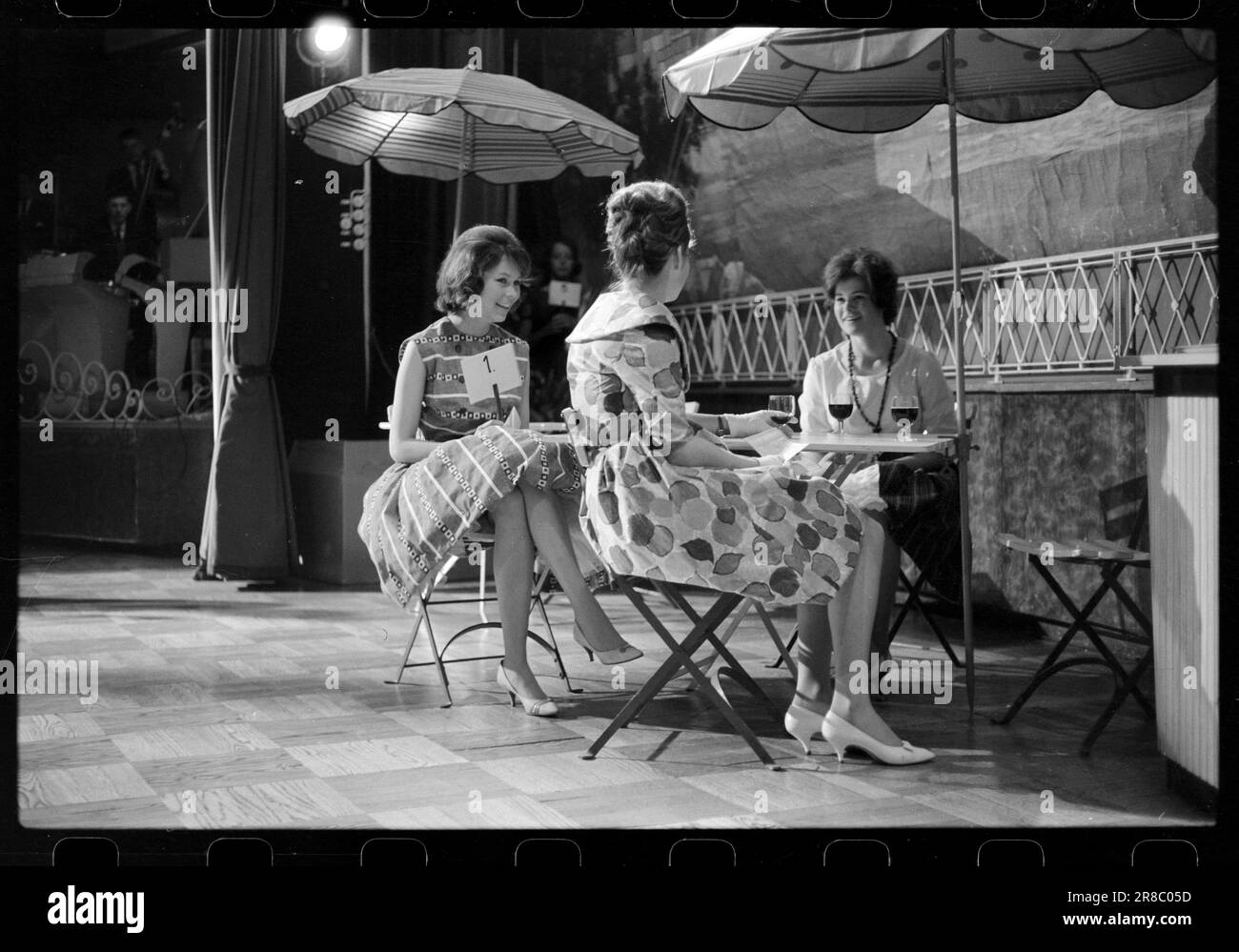 Réel 21-5-1960 : Søtten-Stil lors d'un spectacle de mannequins à Regnbuen à Oslo, des vêtements de jeunes filles qui ont été créés d'une manière nouvelle et originale ont été récemment présentés. La nouvelle entreprise de mode 'Eventeen', dirigée par Eva M. Christensen et Elsebet Plae, a permis aux adolescents de concevoir eux-mêmes la mode de l'été. Ils ont organisé un concours de dessin pour les filles de 14 à 18 ans: Dessiner la garde-robe de l'été. Une vague de propositions est venue de tout le pays. Photo: Sverre A. Børretzen / Aktuell / NTB ***PHOTO NON TRAITÉE*** Banque D'Images