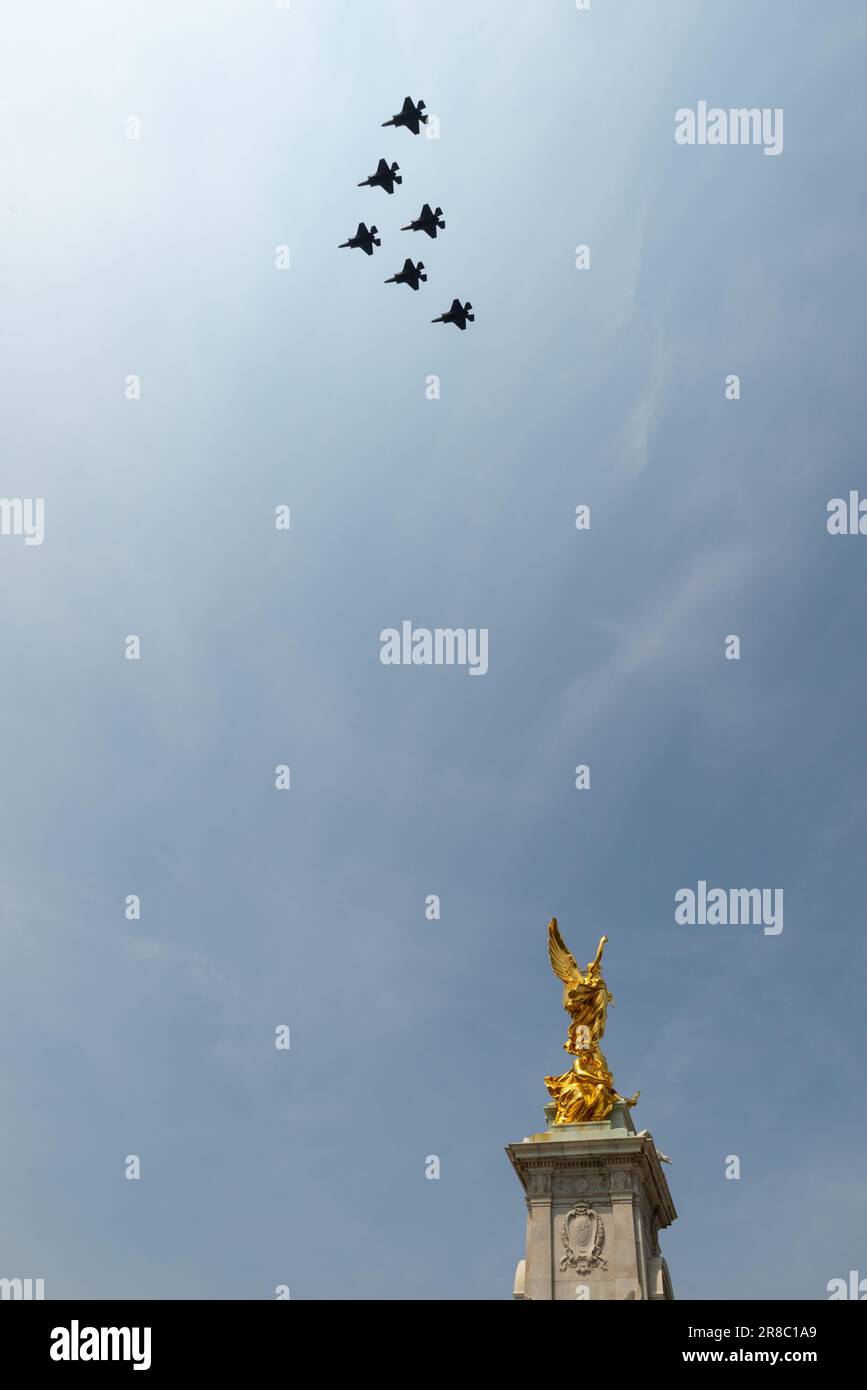 King's Birthday Flupast After Trooping the Color in the Mall, Londres, Royaume-Uni. RAF Lockheed Martin F-35 formation d'un avion de chasse Lightning II Banque D'Images
