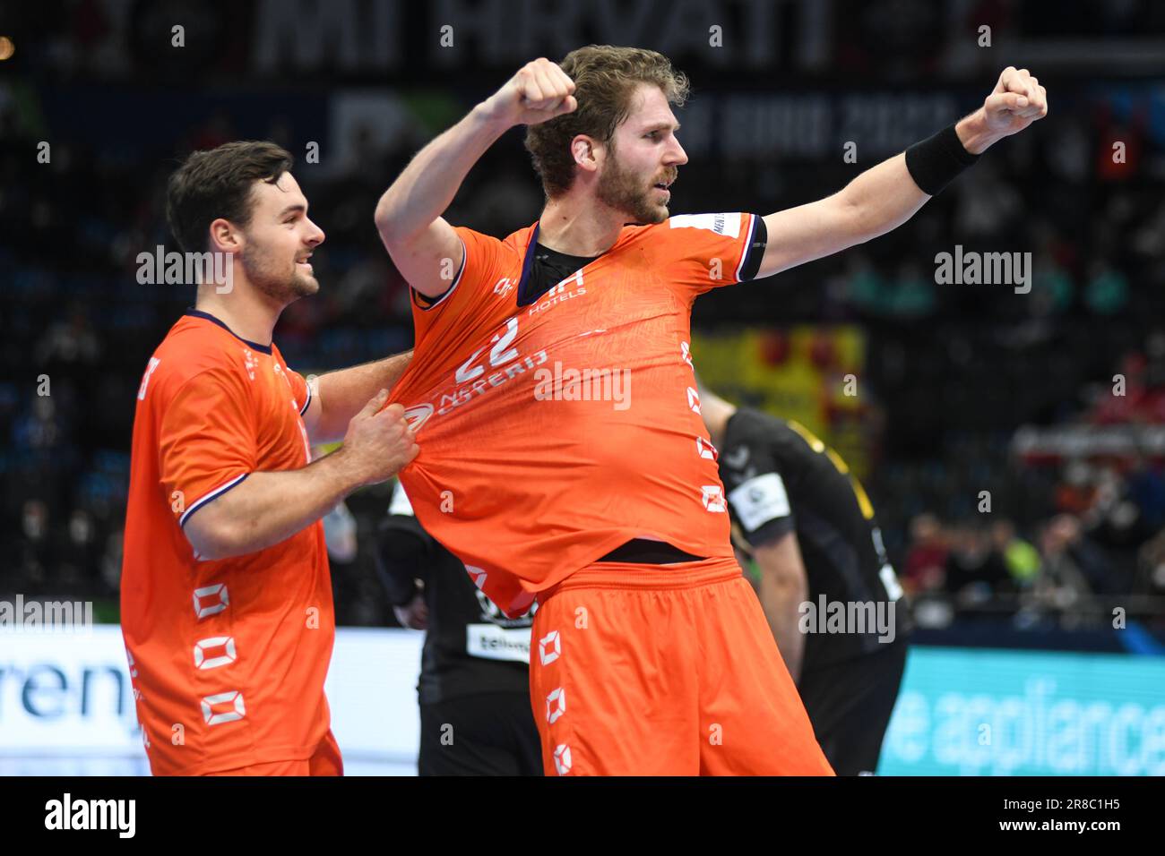 Jasper Adams et Dani Baijens (pays-Bas) célèbrent la victoire contre le Monténégro. EHF Euro 2022. Tour principal Banque D'Images