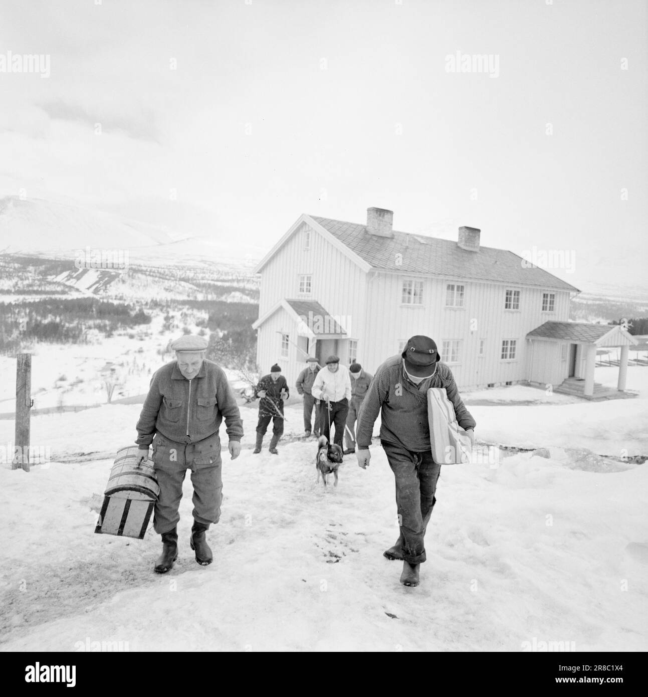 Courant 18-7-1960: Strømbu-Kara six anciens bacheliers ont une pension à Sollia et le rendent si confortable pour les invités qu'ils reviennent vingt ans de suite. Les garçons de Strømbu ont organisé une fête émouvante quelques jours avant Pâques. Ils ont pris leur habengut et ont déménagé dans l'ancien bâtiment. Les invités de Pâques entreront dans le nouveau bâtiment. Photo: Aage Storløkken / Aktuell / NTB ***PHOTO NON TRAITÉE*** Banque D'Images