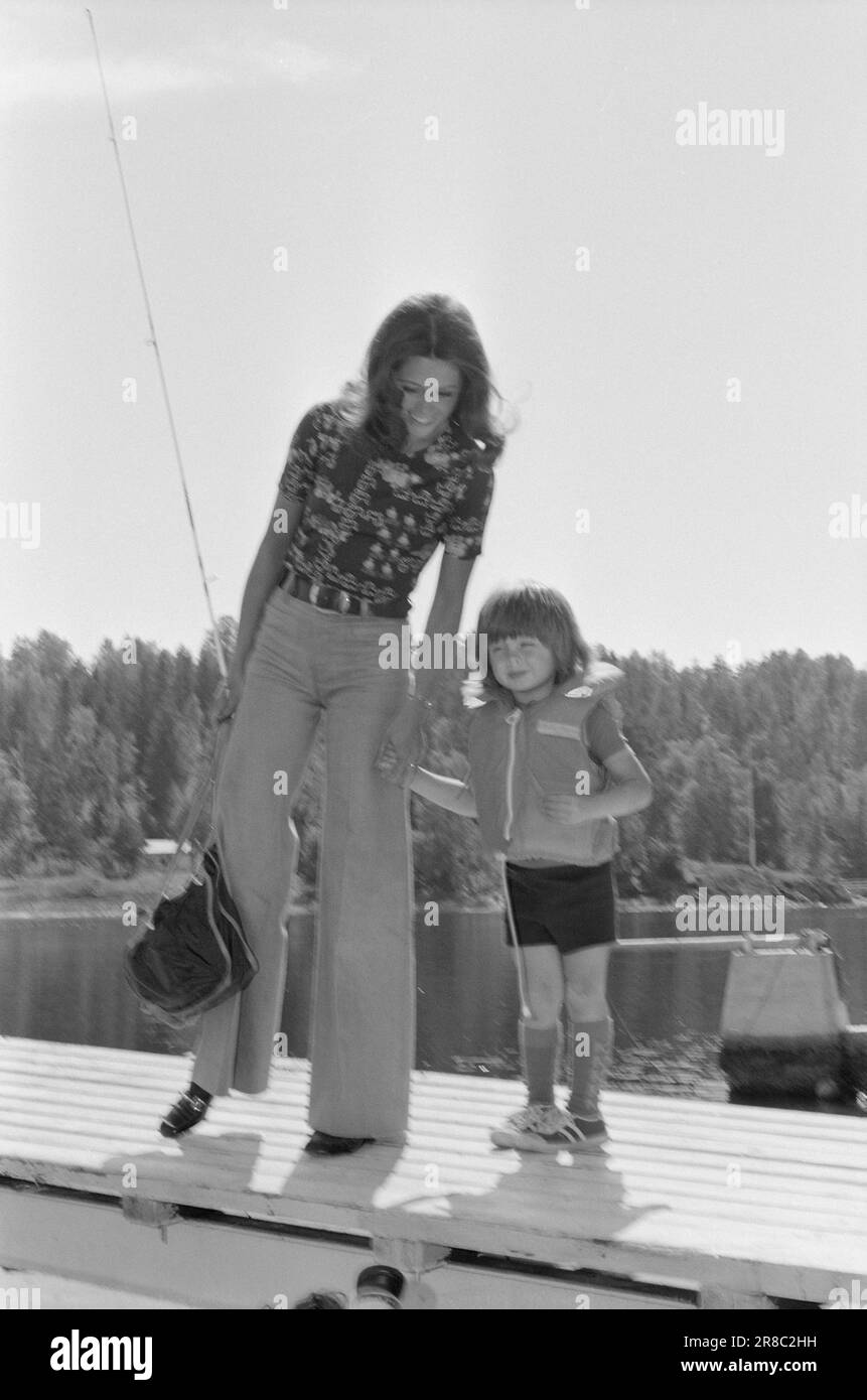 Courant 21 - 1974: Wenche à la maison Wenche Myhre - de la réussite avec Povel Ramel à Berns à Stockholm à une visite rapide à la maison sur Nesøya pour faire des enregistrements pour un grand spectacle de Wenche sur la télévision allemande, où son fils Kim prendra également part. Photo: Aage Storløkken / Aktuell / NTB ***PHOTO NON TRAITÉE*** Banque D'Images