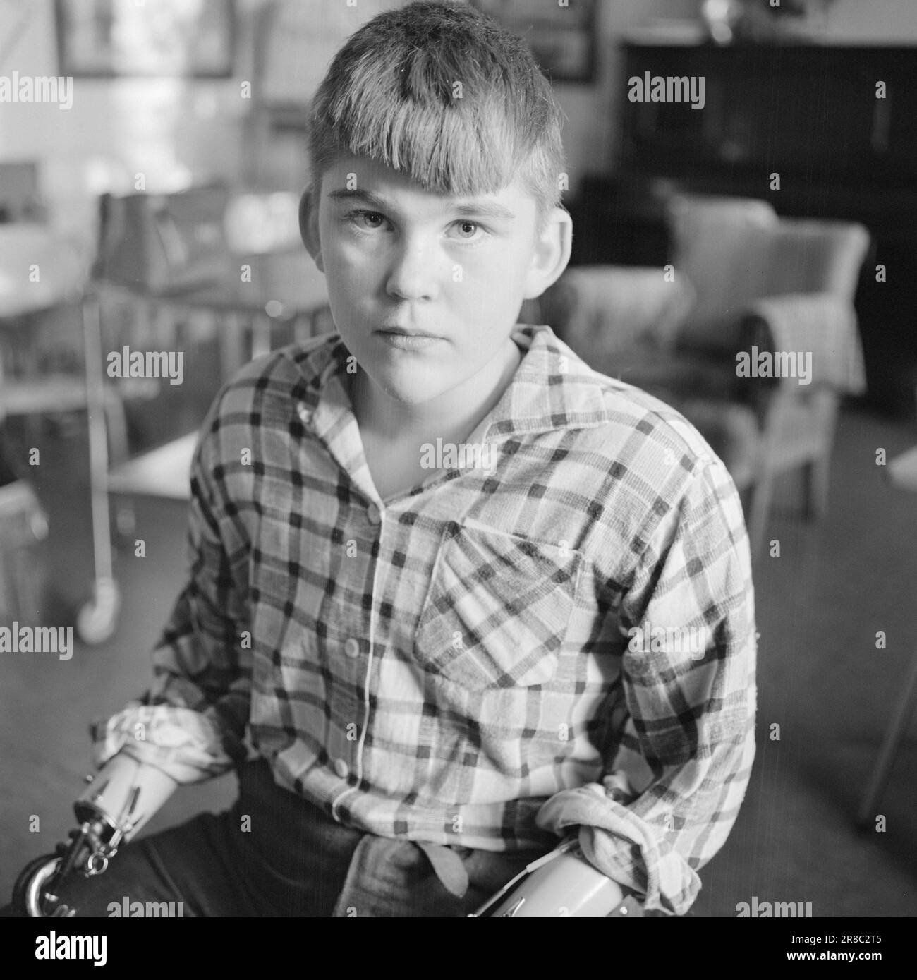 Actuel 50-8-1960: Que dit le tribunal? Un homme de 7 ans du modum a perdu les deux bras en jouant dans un mât haute tension. Aujourd'hui, ce malheureux garçon a 12 ans. Le tribunal lui donnera-t-il 400 000 NOK ? Svein Erik ne se souvient pas de ce qui s'est passé, mais il se souvient qu'il avait autrefois des armes comme tout le monde. Photo: Aage Storløkken / Aktuell / NTB ***PHOTO NON TRAITÉE*** Banque D'Images