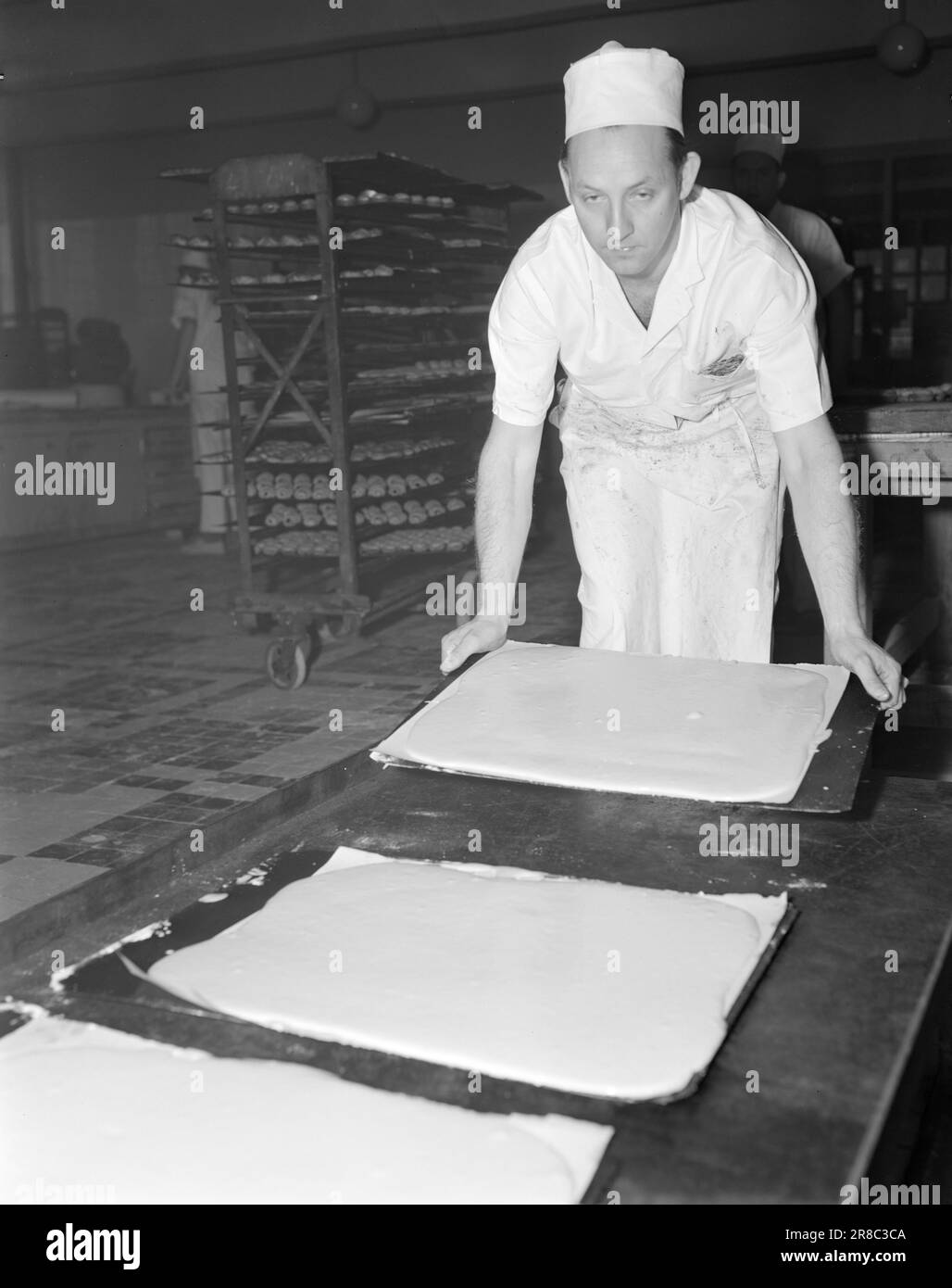 Réel 25/26- 1950: 300 000 pain de Noël les grandes boulangeries, les machines fonctionnent autour de l'horloge dans les jours avant Noël. Dans une boulangerie moderne aujourd'hui tout est fait mécaniquement et selon toutes les réglementations sanitaires, nous avons constaté que lorsque nous avons visité Oslo Samvirkelag grande boulangerie à Hasle l'autre jour. Il a été mis en service en 1934 et emploie 60 personnes. Photo: Sverre A. Børretzen / Aktuell / NTB ***PHOTO NON TRAITÉE*** Banque D'Images