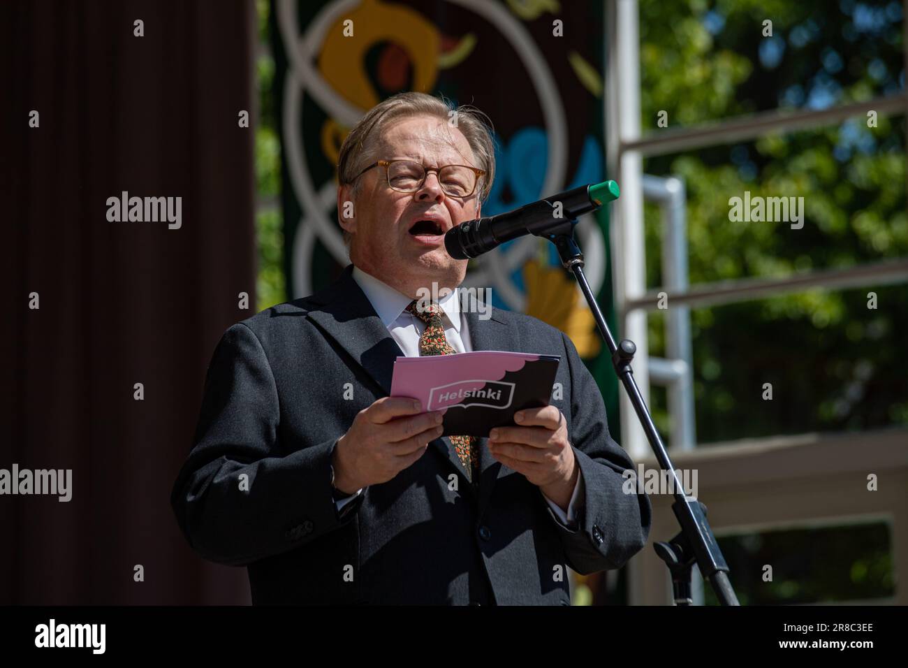 Le maire Juhana Vartiainen prononce un discours sur le kiosque Esplanade Park, le jour d'Helsinki, en Finlande Banque D'Images