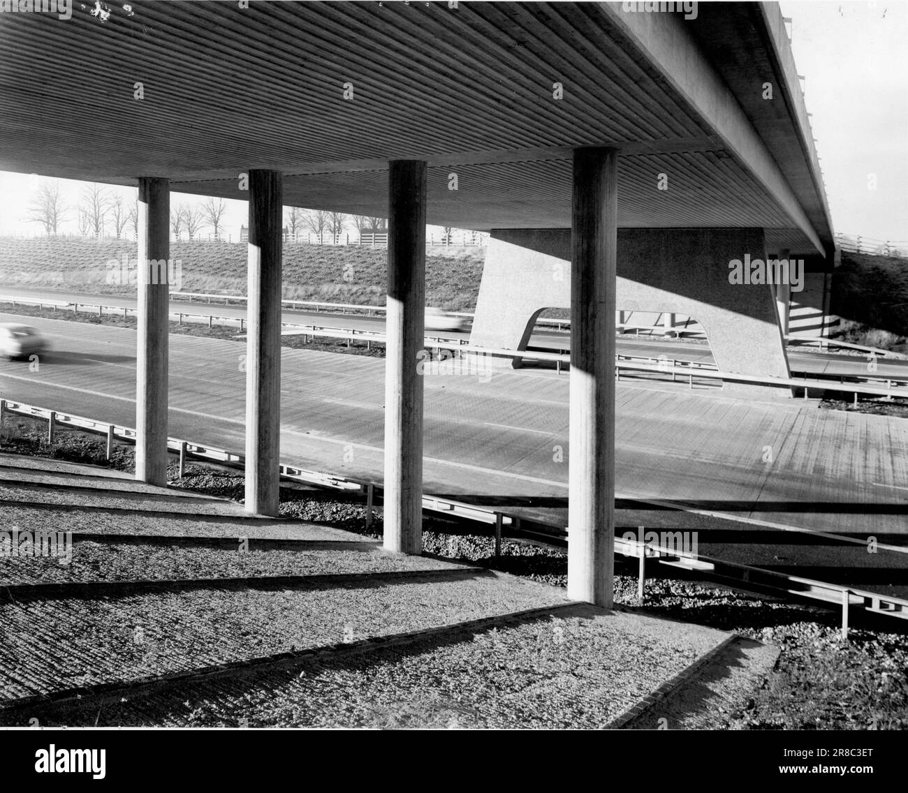 Construction d'autoroute en 1970-80s. Affichage de routes récemment construites sans circulation. Les travailleurs de la route et les défauts dans la construction. Banque D'Images