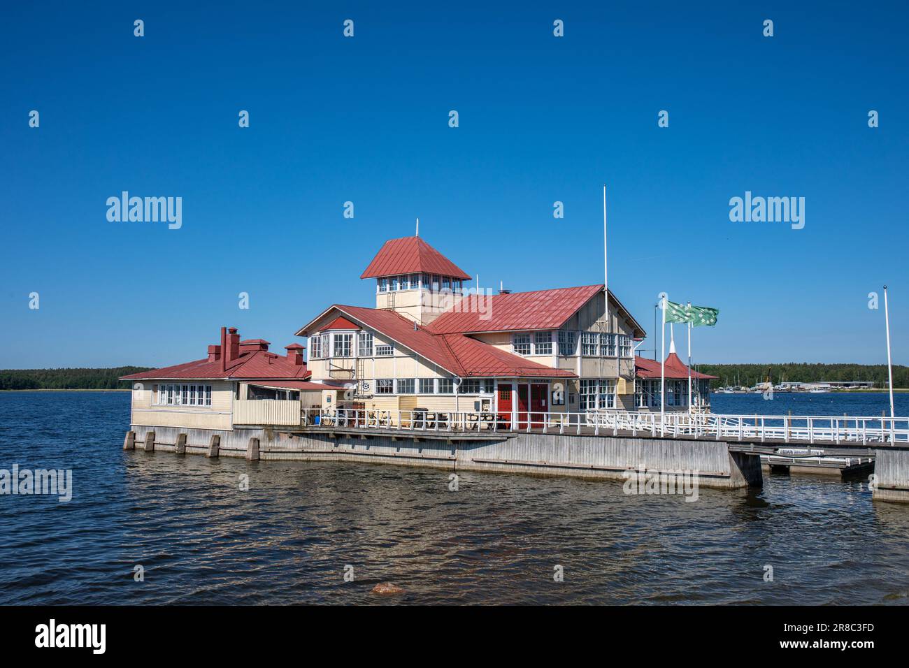 Restaurant emblématique de front de mer Knipan contre un ciel bleu clair lors d'une journée ensoleillée d'été à Tammisaari ou Ekenäs, Finlande Banque D'Images