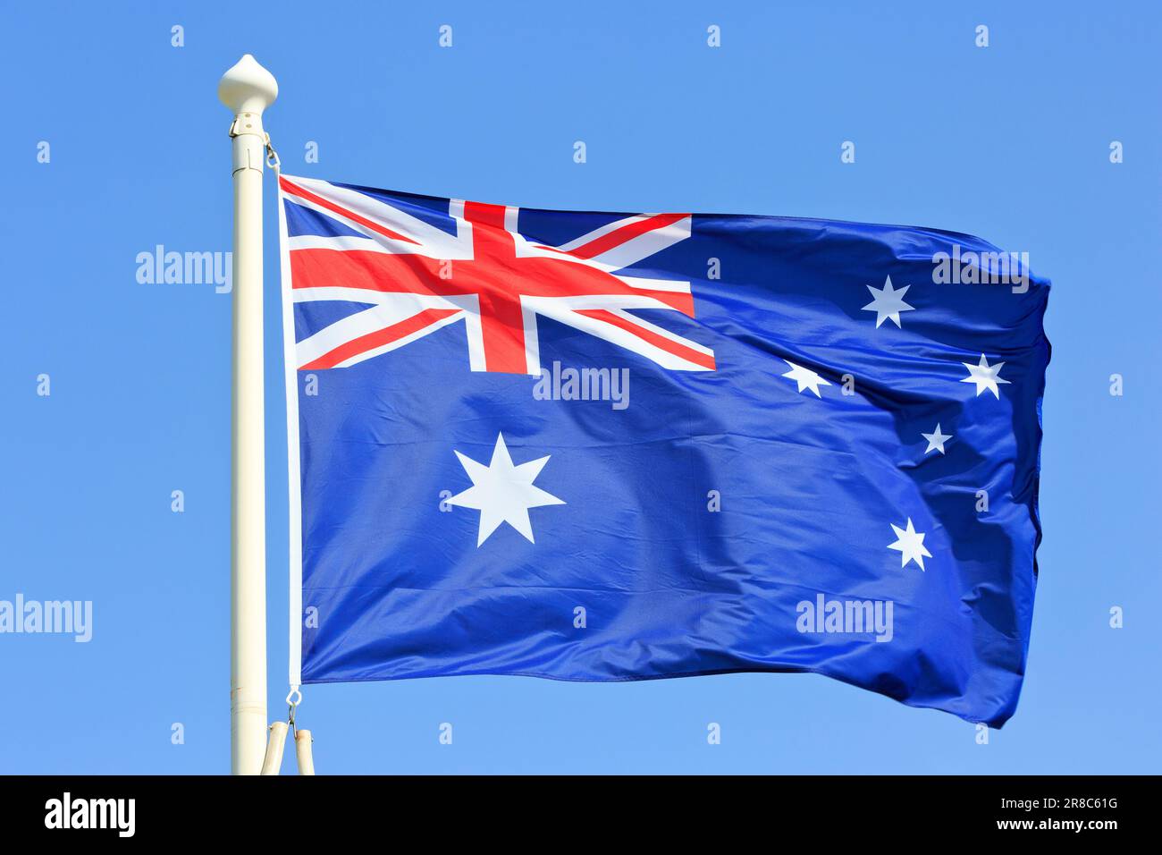 Le drapeau de l'Australie volant fièrement au-dessus de la première Guerre mondiale Australian Memorial Park à Fromelles (Nord), France Banque D'Images