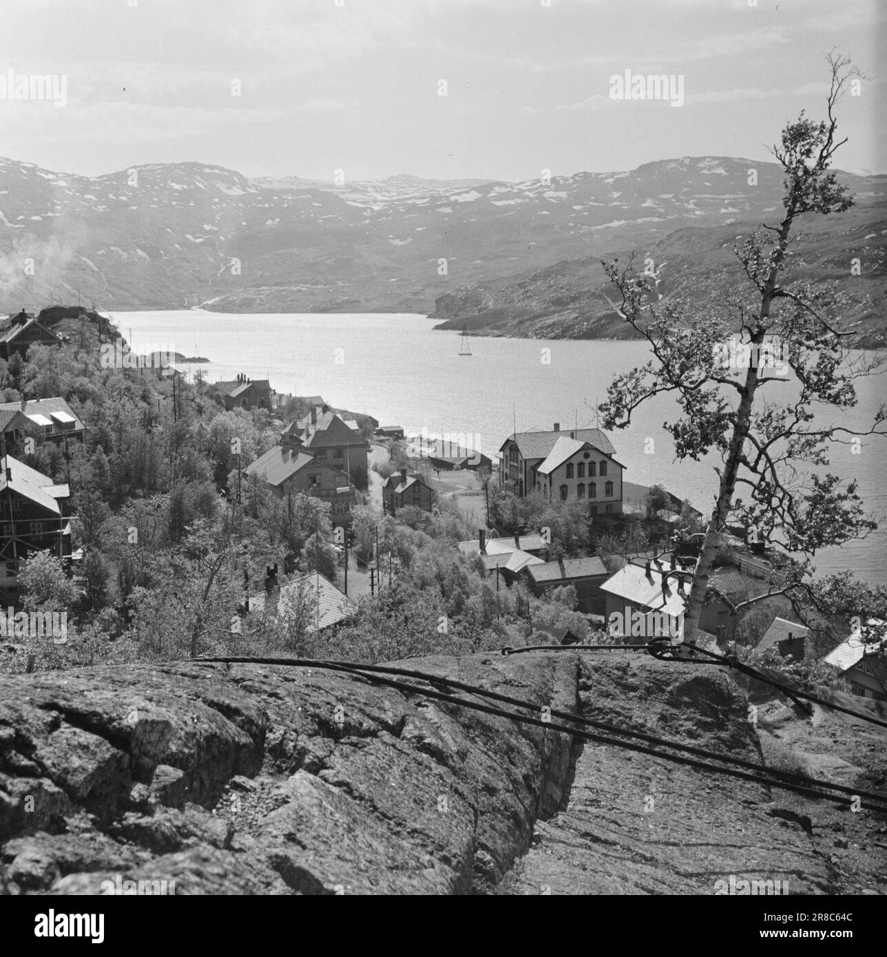 Courant 17-1950: L'industrie dans les eaux destroetBetween montagne enneigée à la frontière suédoise, très à l'est de Bodø, se trouve Sulitjelma. Les habitants de cette ville de montagne sont entièrement dépendants de l'exploitation minière et des mines de cette ville. Les communications sont mauvaises. Au printemps et en automne, Sulitjelma peut être complètement isolé du monde extérieur. Les 3 000 personnes qui y vivent sont toutes des « nous » et vivent leur propre vie - presque comme un état dans un état. Photo: Sverre A. Børretzen / Aktuell / NTB ***PHOTO NON TRAITÉE*** Banque D'Images