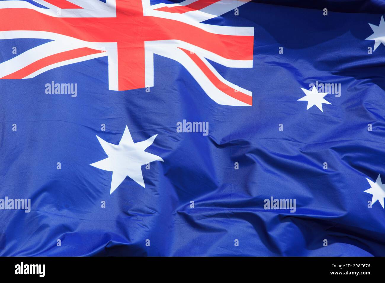 Le drapeau de l'Australie volant fièrement au-dessus de la première Guerre mondiale Australian Memorial Park à Fromelles (Nord), France Banque D'Images