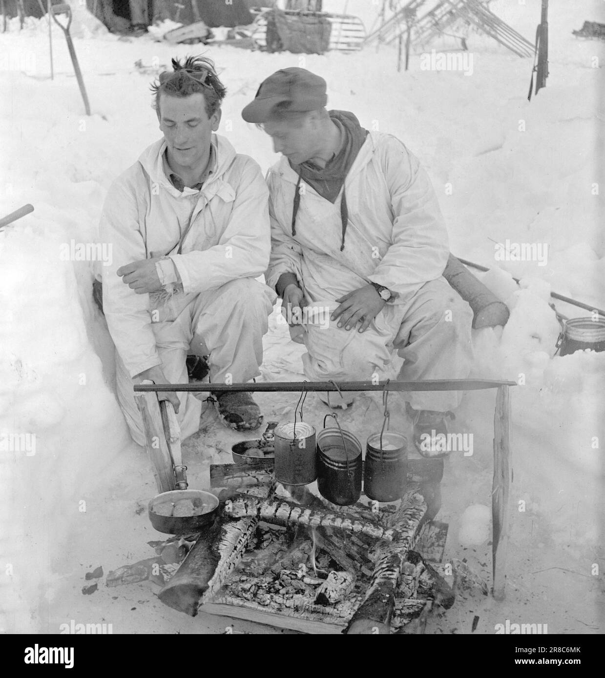 Réel 06-1950: Marche de montagne exigeante.les étudiants de l'École de commandement pour l'infanterie et le cours du sergent, 450 hommes, ont été sur une marche de montagne de six jours avec l'équipement complet d'hiver et l'armement. Les apprentis Harald Olsen et Asbjørn Mikkelsen n'ont peut-être pas été des chefs cuisiniers maîtres, mais ils ont géré un repas qu'aucun restaurant ne peut faire mieux. Photo: Sverre A. Børretzen / Aktuell / NTB ***PHOTO NON TRAITÉE*** Banque D'Images
