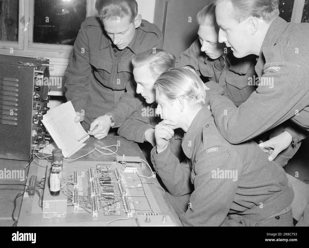Actuel 24-4-1947: La sécurité de la circulation aérienne les écoles de communications et de radars de la Force aérienne à Lutvann forment les responsables du service de communications de la Force aérienne. La précision pédaantique et embarrassante sont des qualités importantes. Des instructions détaillées pour un dispositif radar, un petit instrument pratique que vous pouvez apprécier beaucoup, mais malheureusement nous ne pouvons pas apporter une image plus détaillée de, parce que certains détails sont encore secrets. En temps de paix, le radar est principalement utilisé comme instrument de navigation. Photo : Th. Skotaam / Aktuell / NTB ***PHOTO NON TRAITÉE*** Banque D'Images